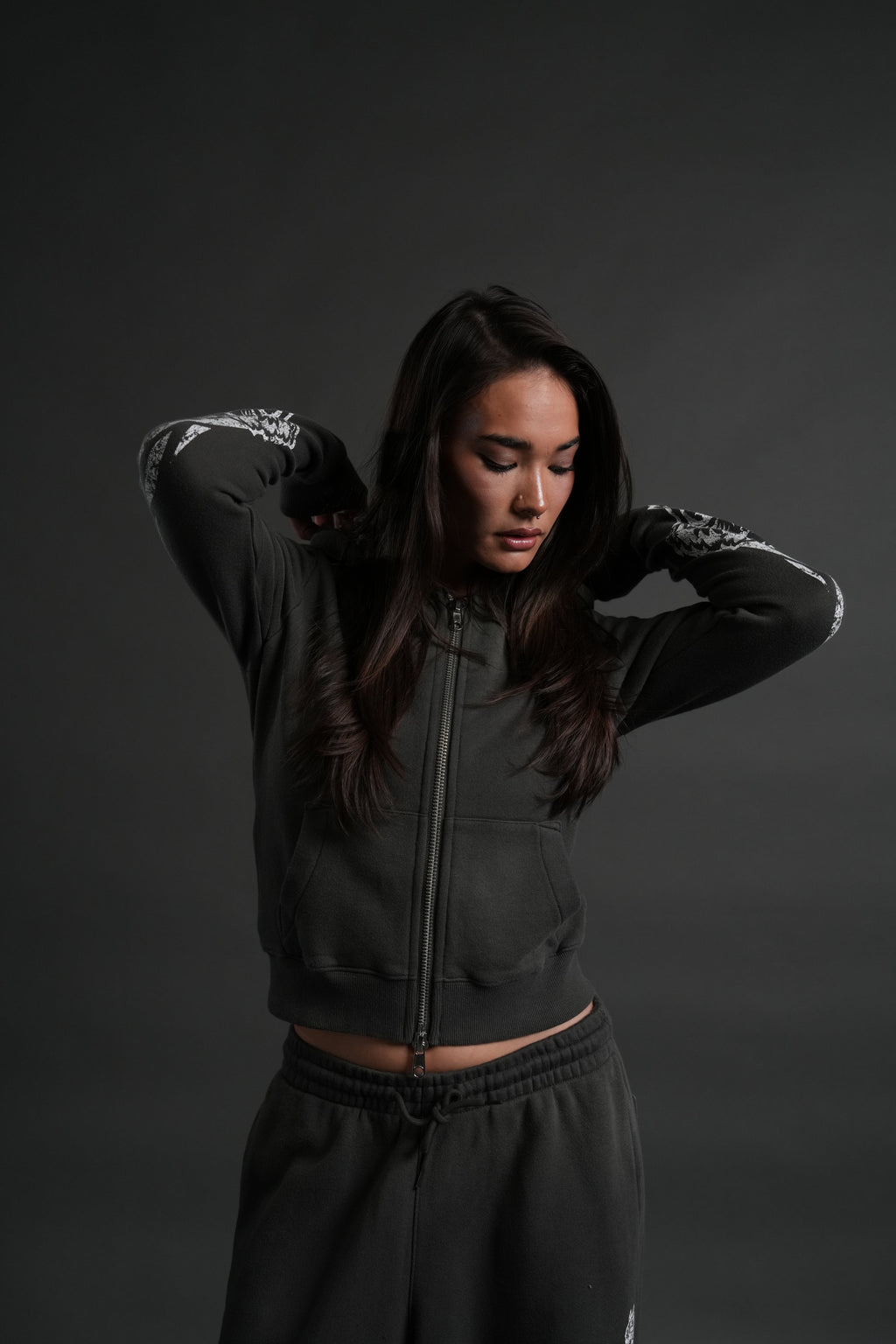 Finite Flame "Iris" Zip Up She Hoodie in Wolf Gray Drift Wash — imagem 3