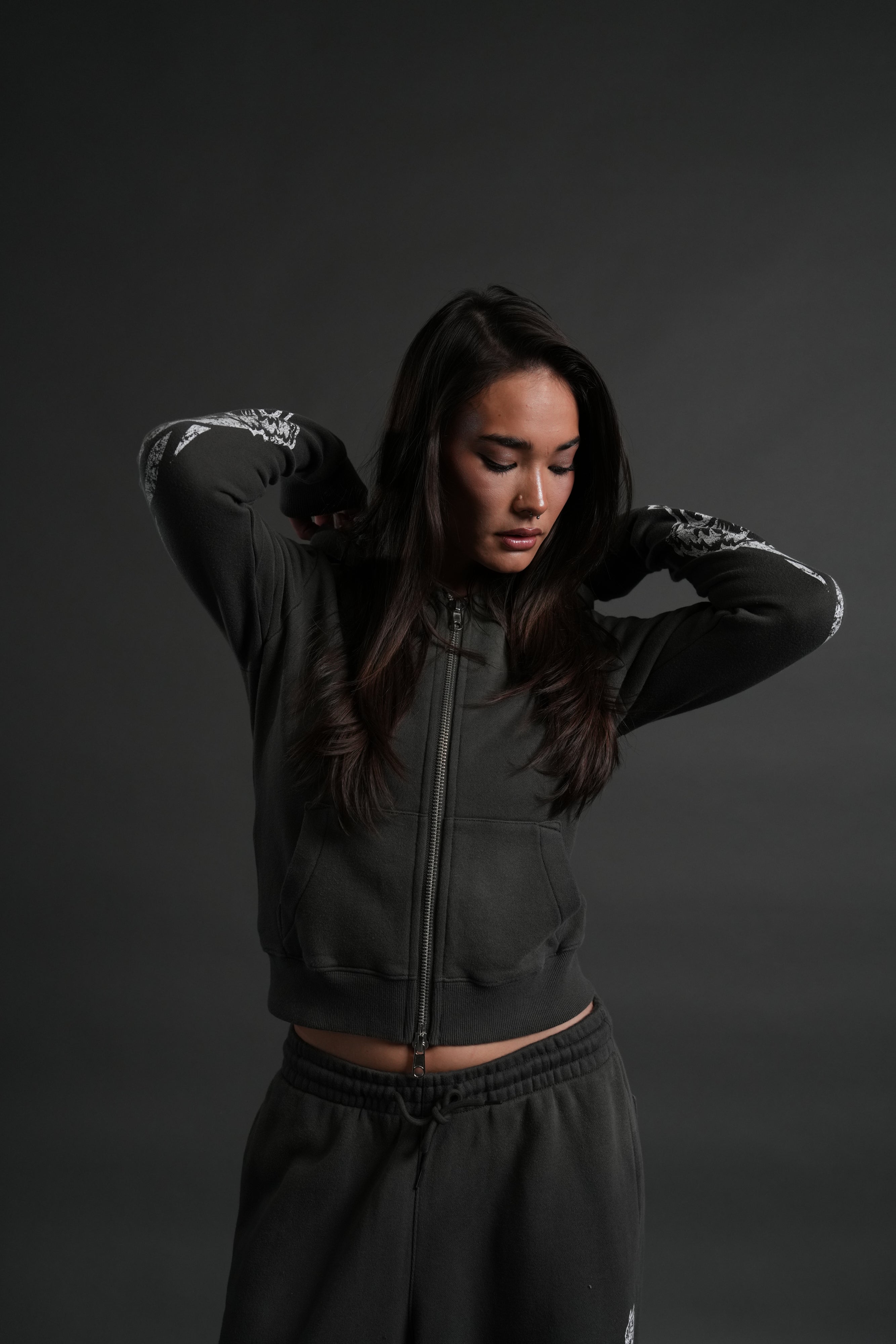 Finite Flame "Iris" Zip Up She Hoodie in Wolf Gray Drift Wash — imagem 3