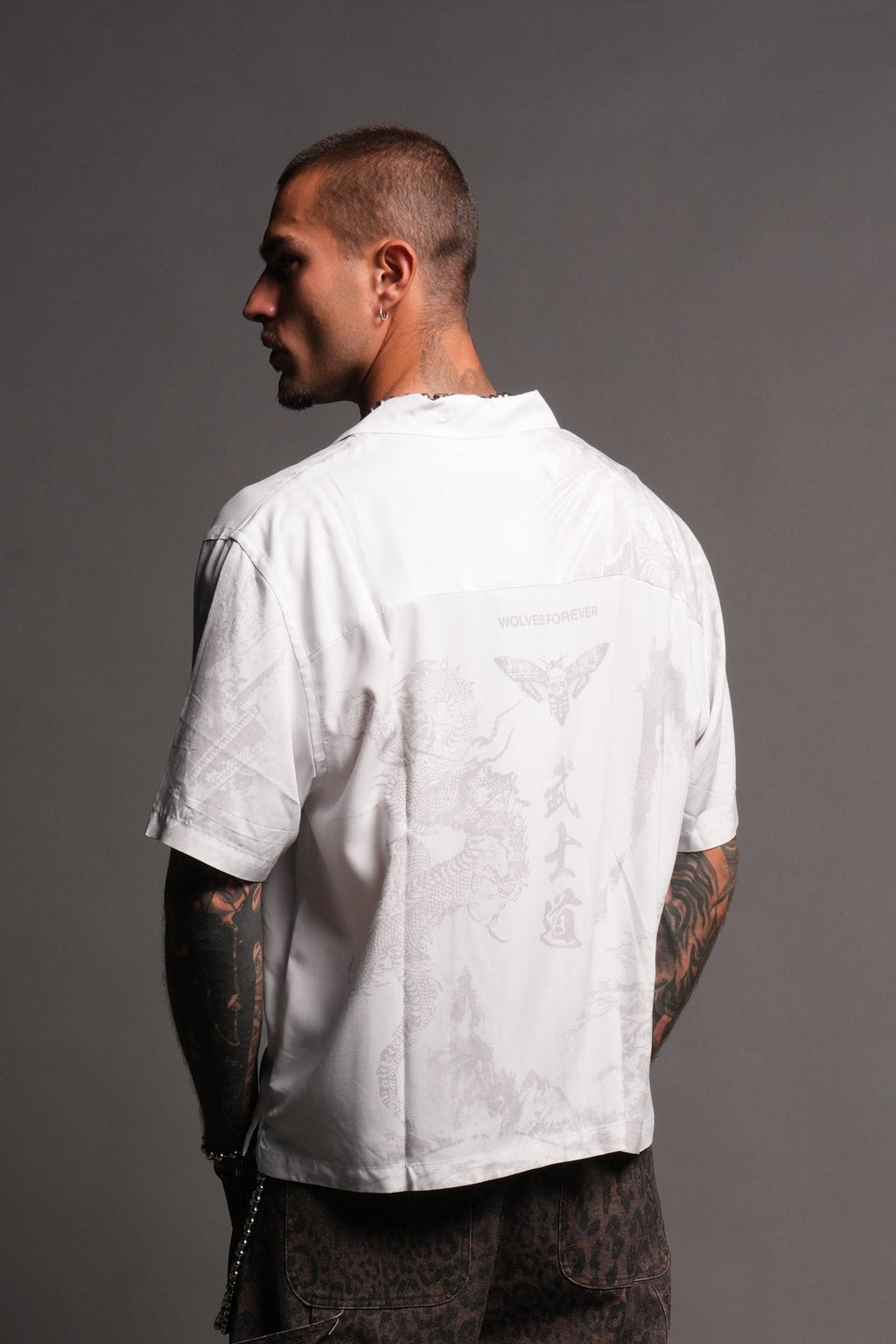 Ronin'S Lament Romero Mid Length Button Up in Cream — imagem 2
