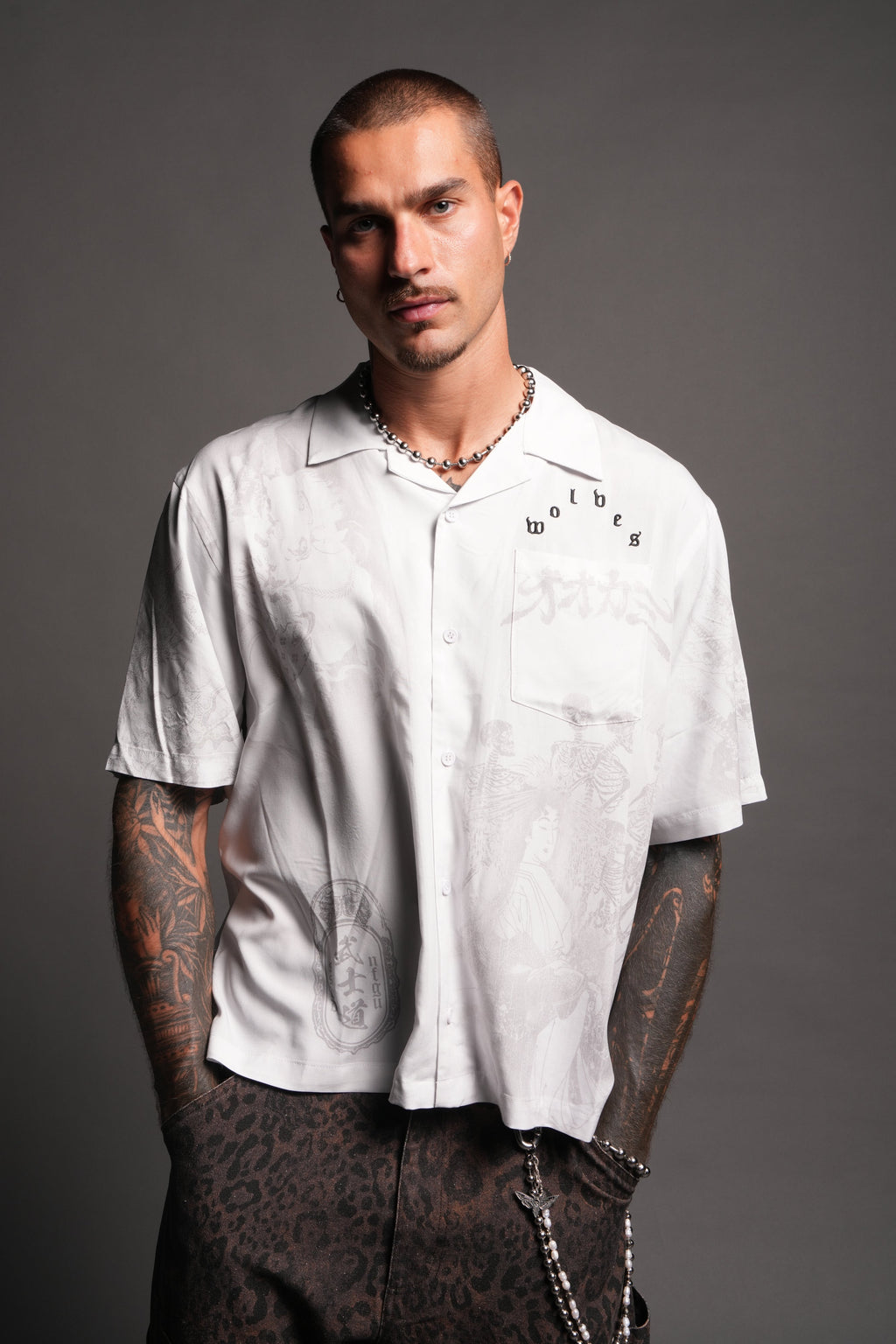 Ronin'S Lament Romero Mid Length Button Up in Cream — imagem 4