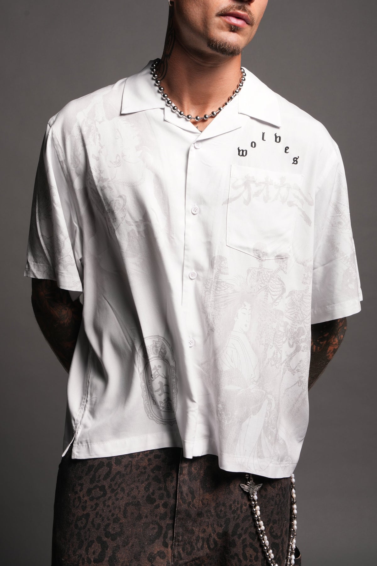 Ronin'S Lament Romero Mid Length Button Up in Cream — imagem 7