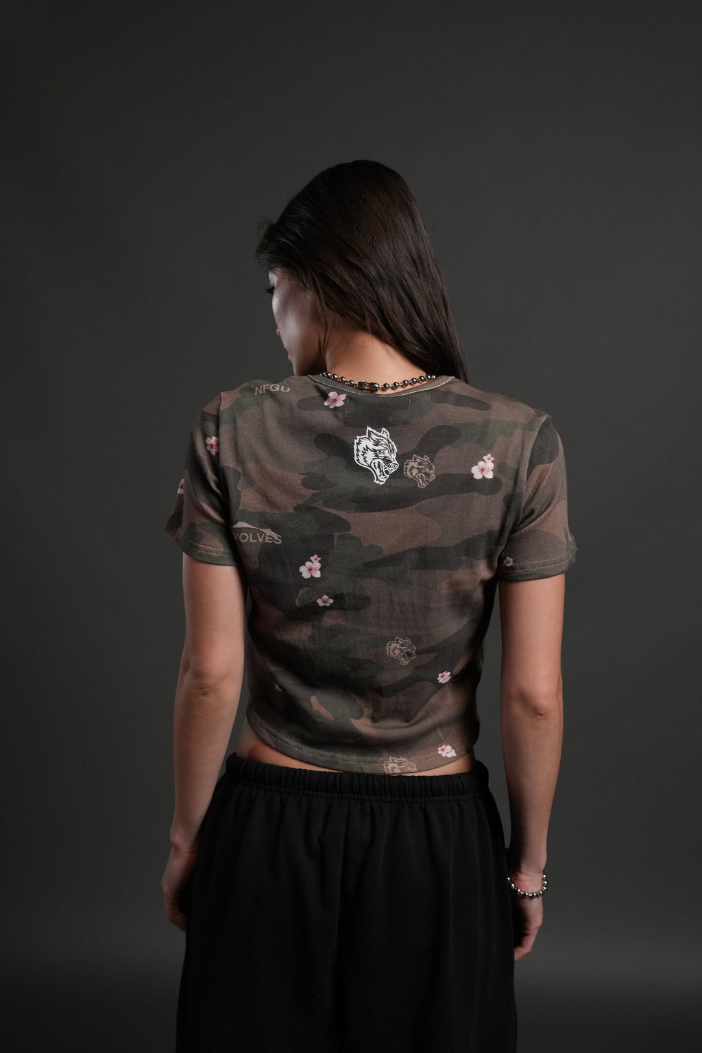 Midnight Wolves "Timeless" Tee in Vintage Blossom Woodland Camo — imagem 2