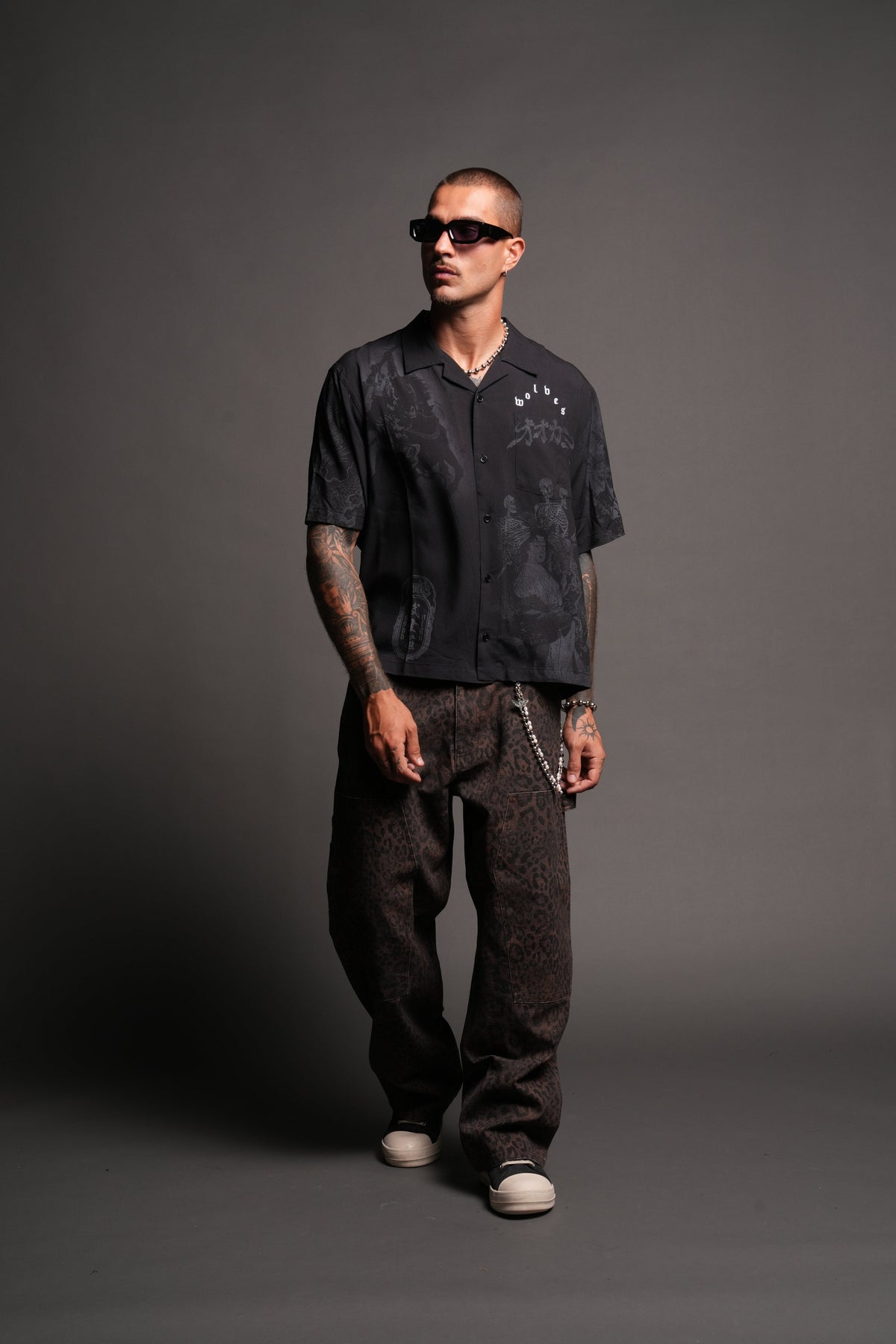 Ronin'S Lament Romero Mid Length Button Up in Black — imagem 5