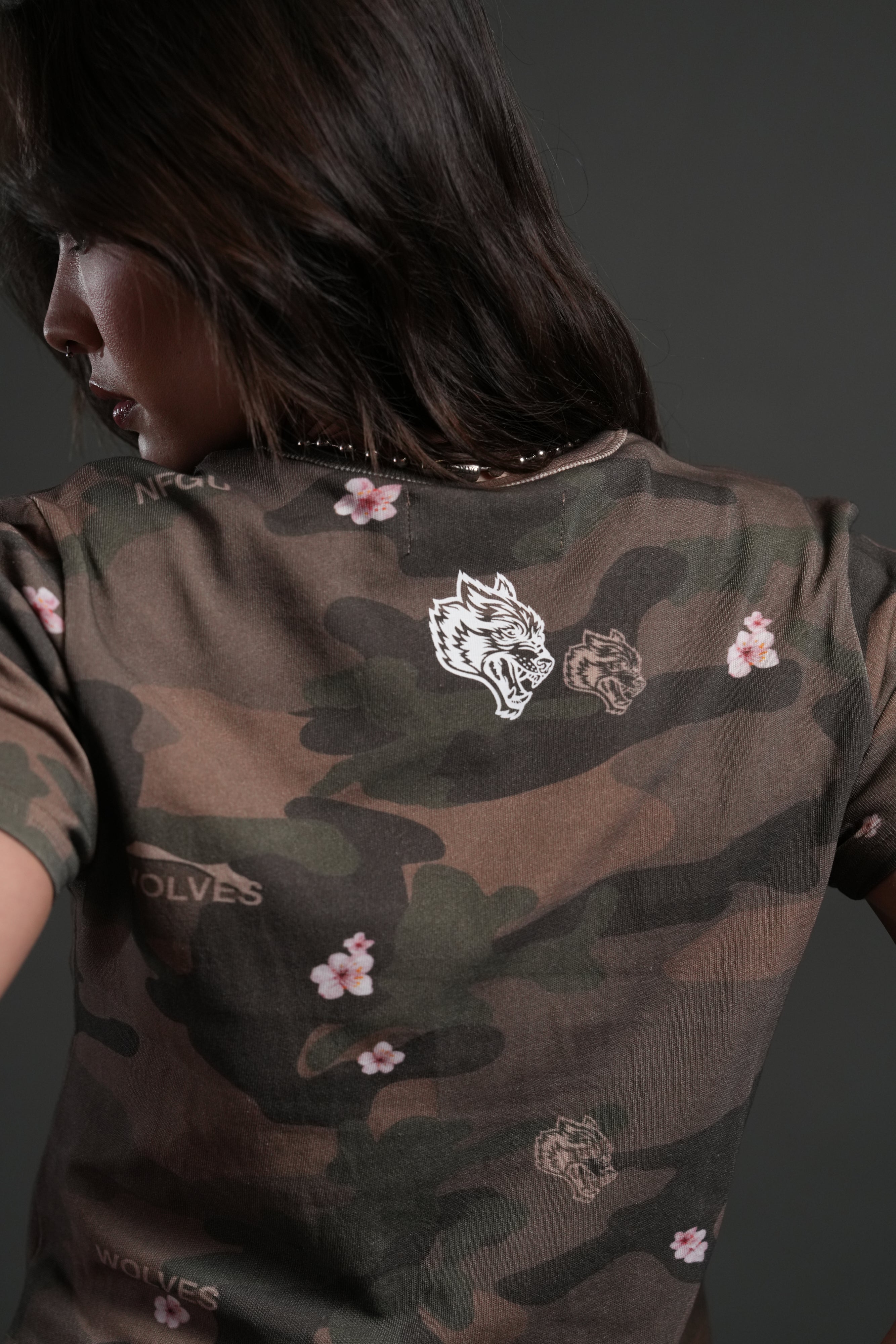 Midnight Wolves "Timeless" Tee in Vintage Blossom Woodland Camo — imagem 4