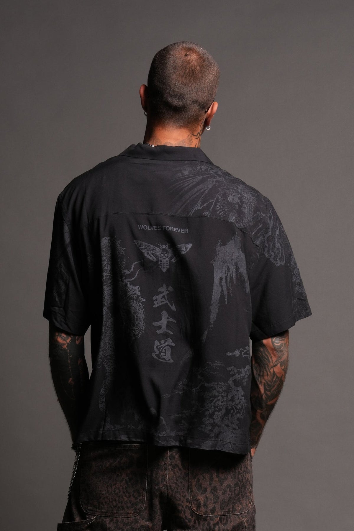 Ronin'S Lament Romero Mid Length Button Up in Black — imagem 2