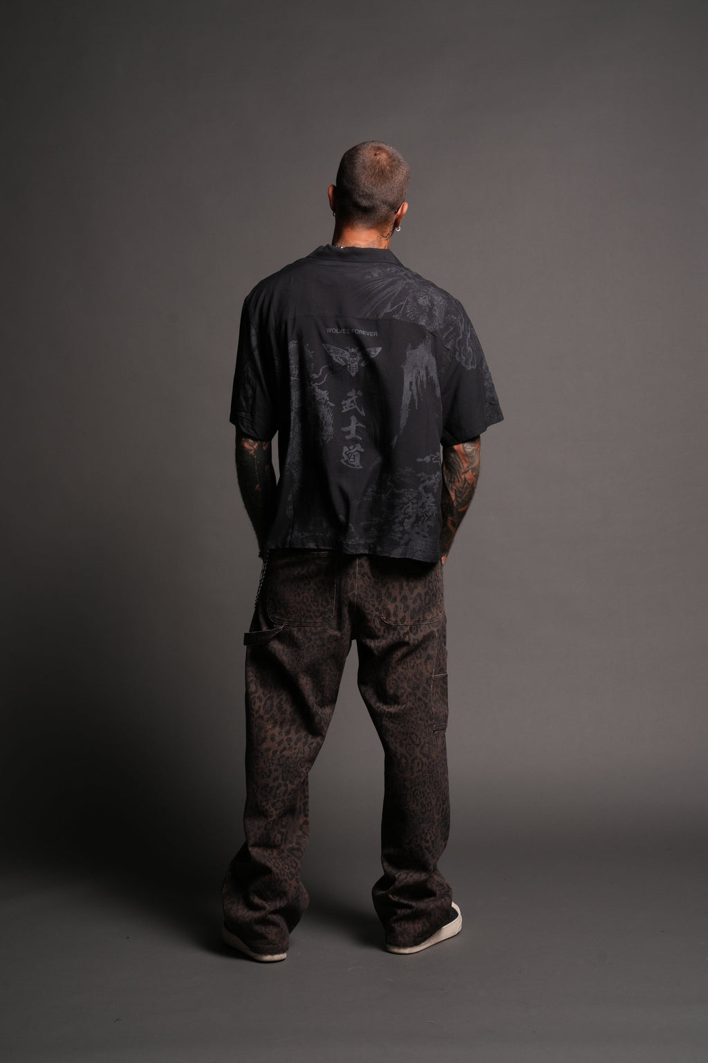 Ronin'S Lament Romero Mid Length Button Up in Black — imagem 6