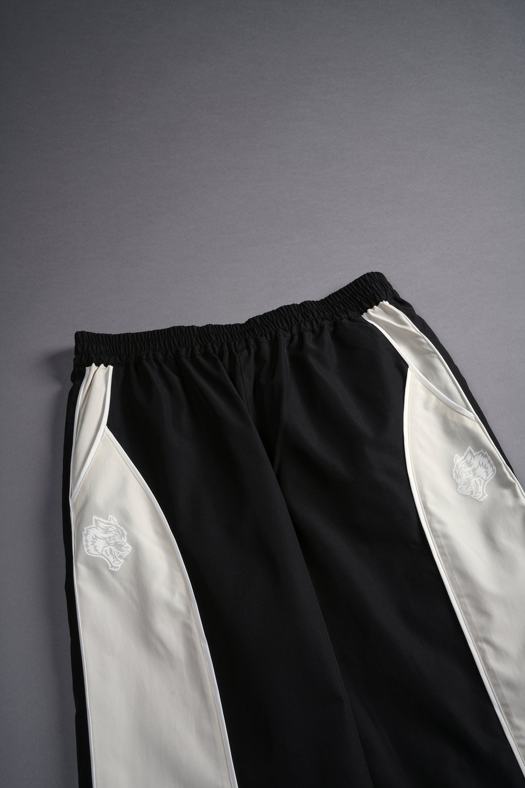 Dual Wolf Quinn Track Pants in Black/Sand — imagem 6