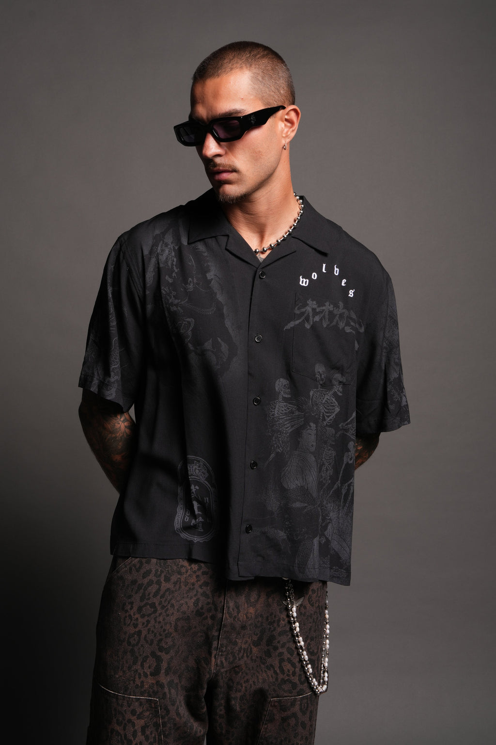Ronin'S Lament Romero Mid Length Button Up in Black — imagem 4
