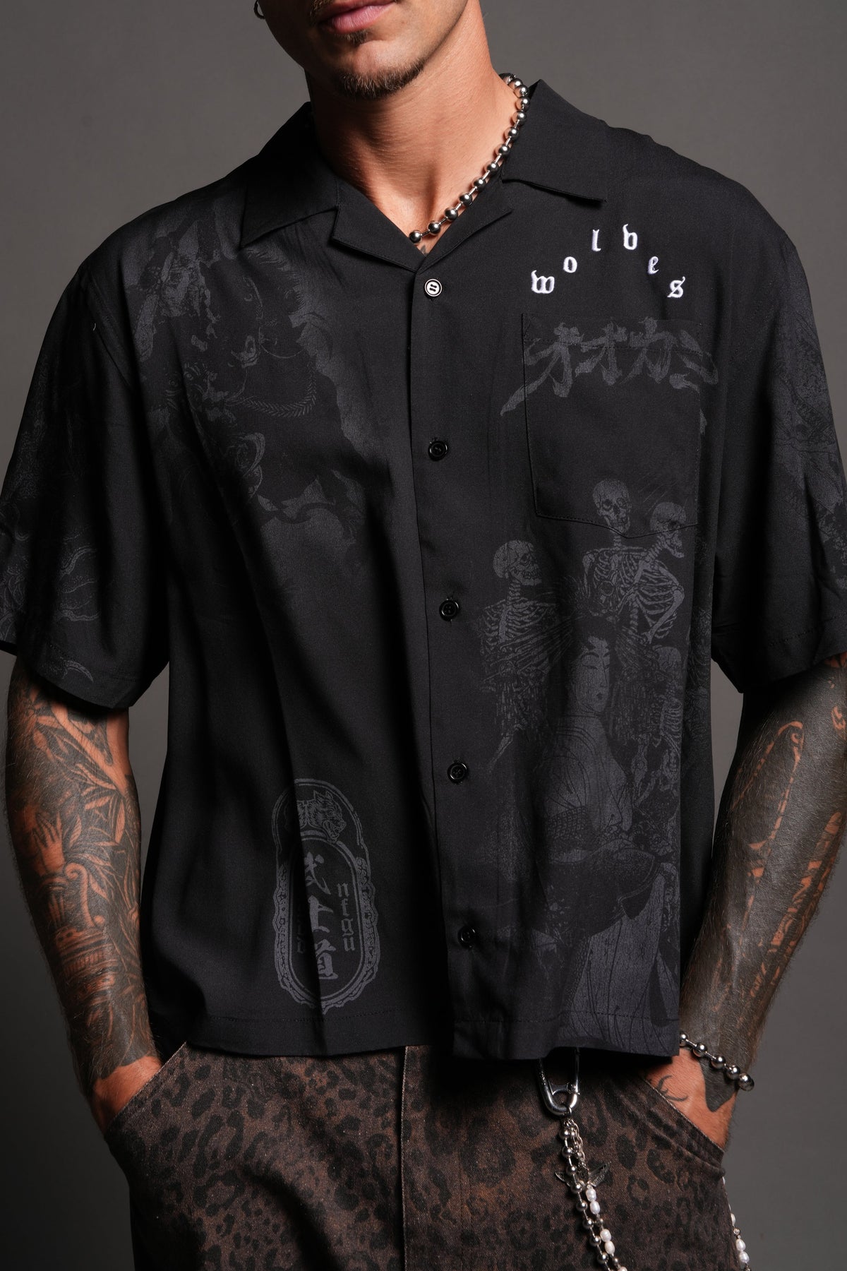 Ronin'S Lament Romero Mid Length Button Up in Black — imagem 7