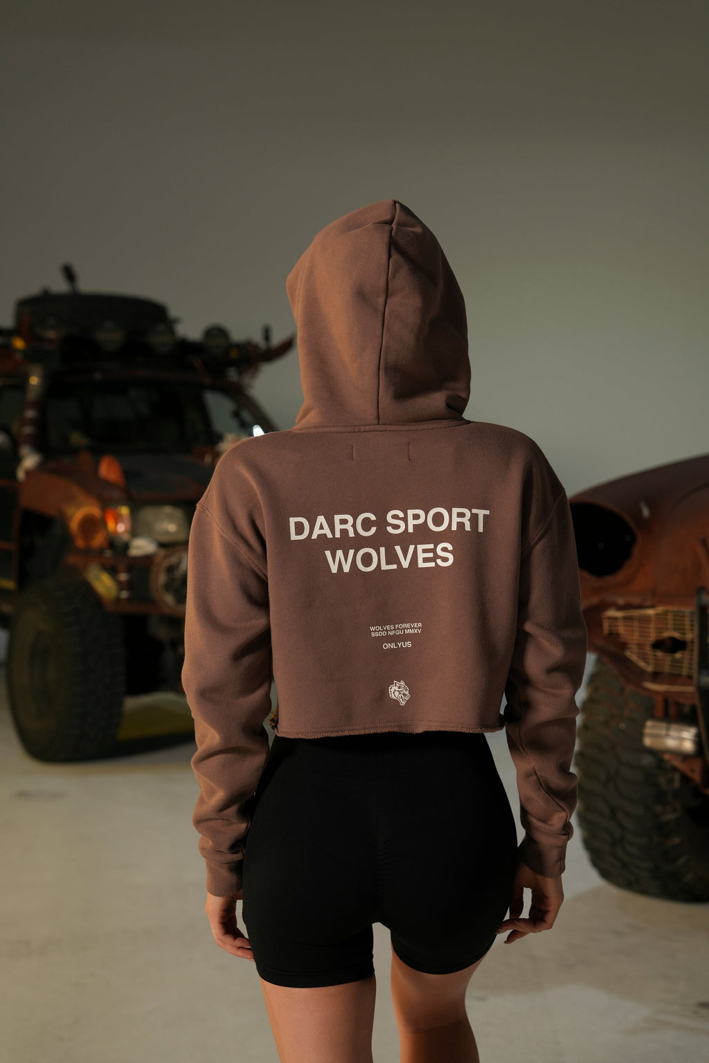 Darc Sport Wolves "Pierce" (Cropped) Hoodie in Norse Brown — imagem 2