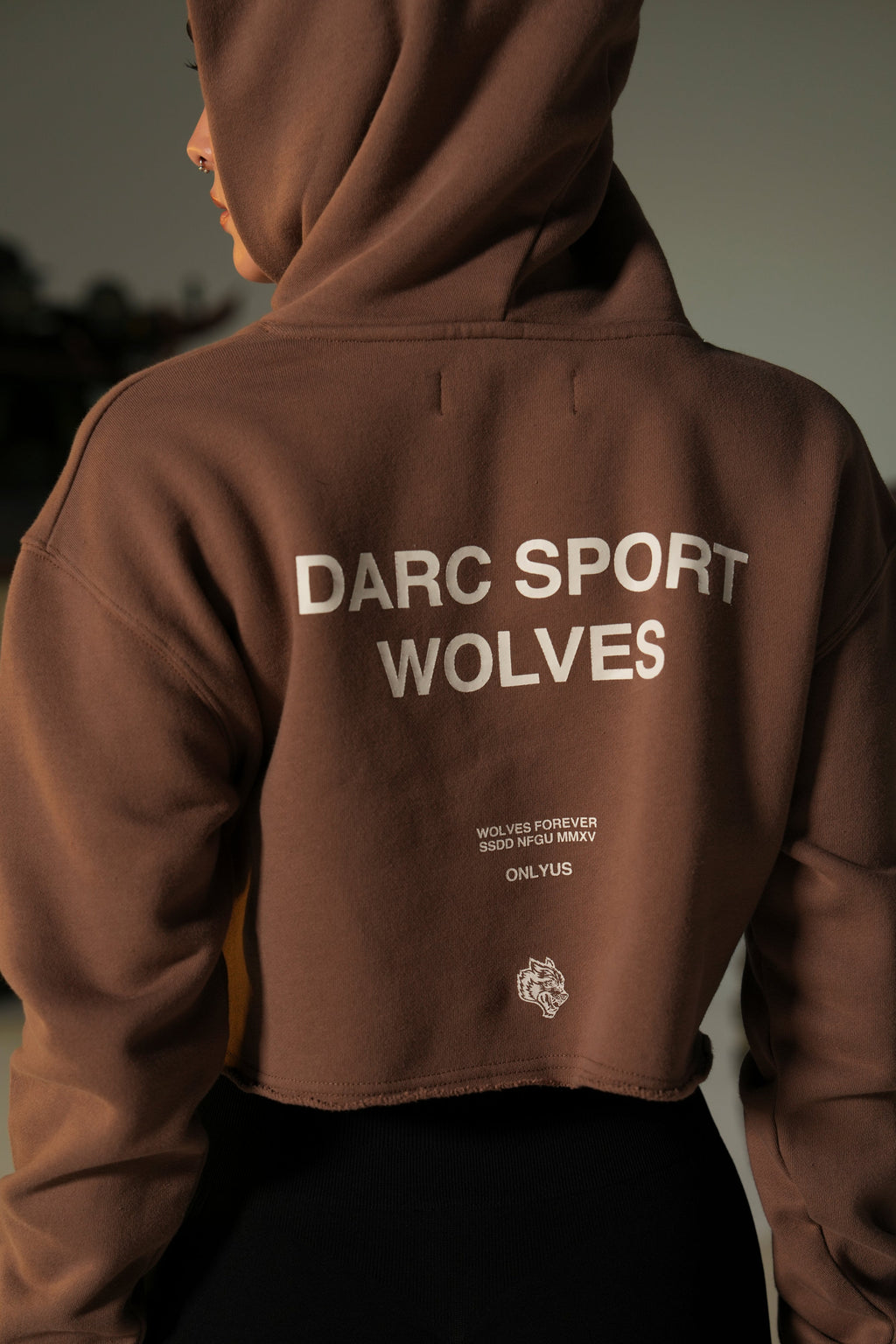 Darc Sport Wolves "Pierce" (Cropped) Hoodie in Norse Brown — imagem 5