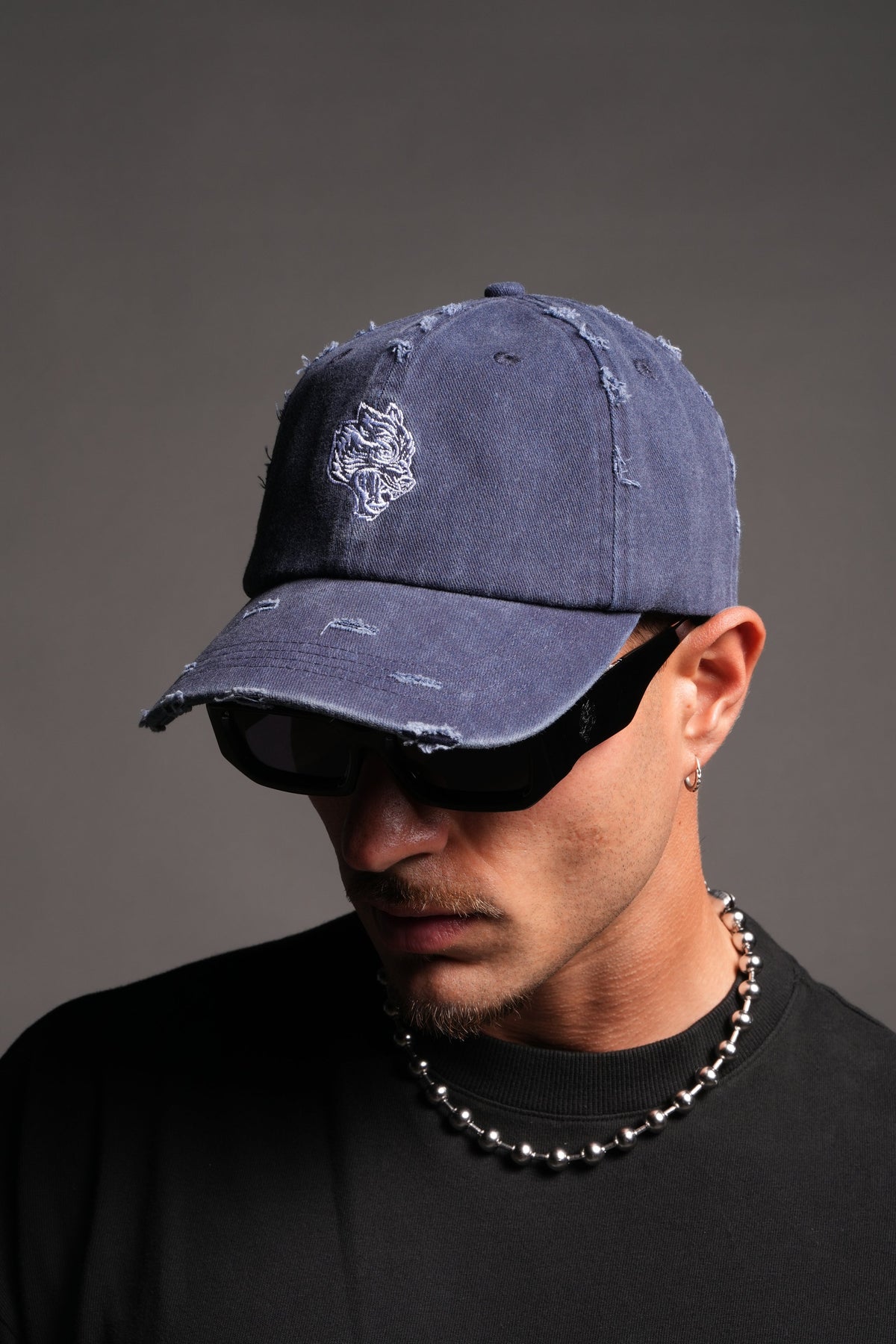 Wolf Head Distressed Dad Hat In Navy - imagem 3