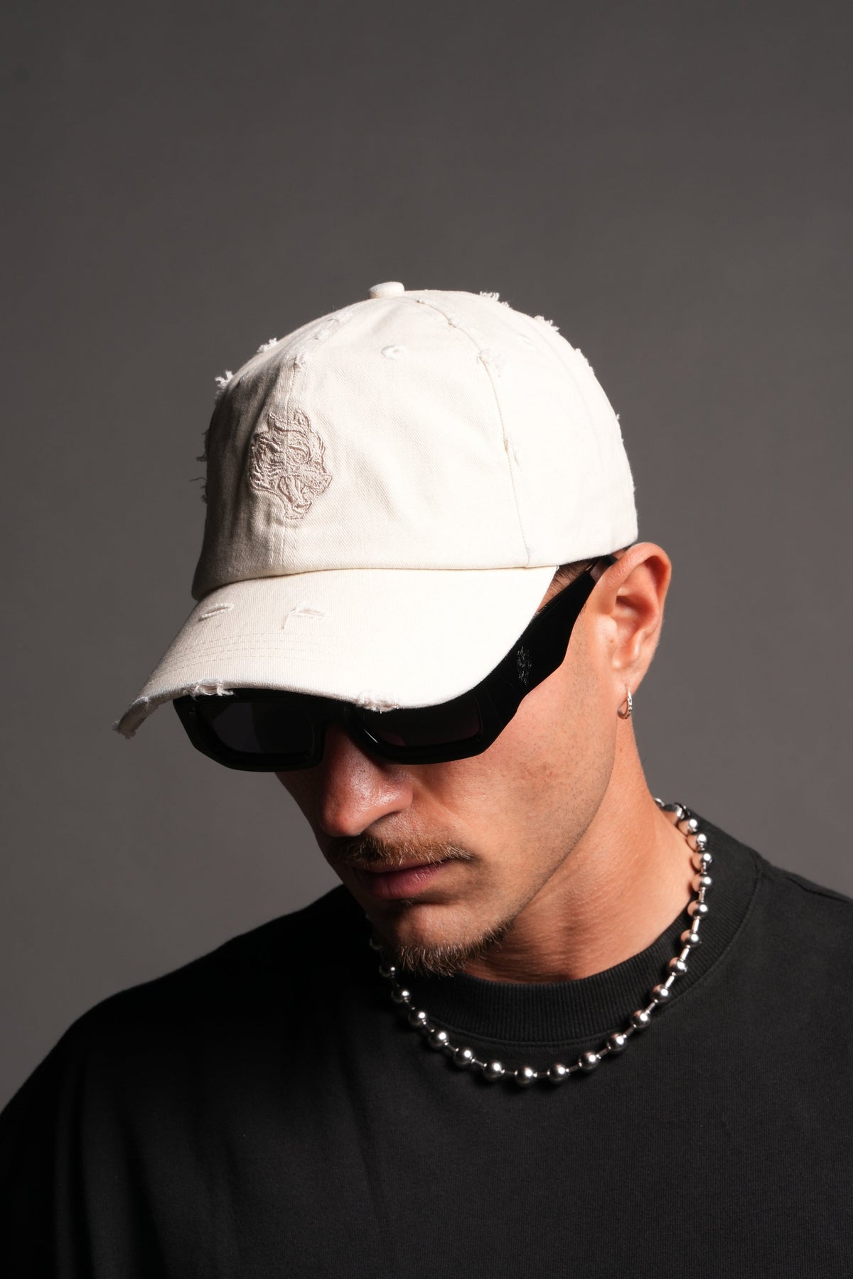 Wolf Head Distressed Dad Hat In Cream - imagem 3