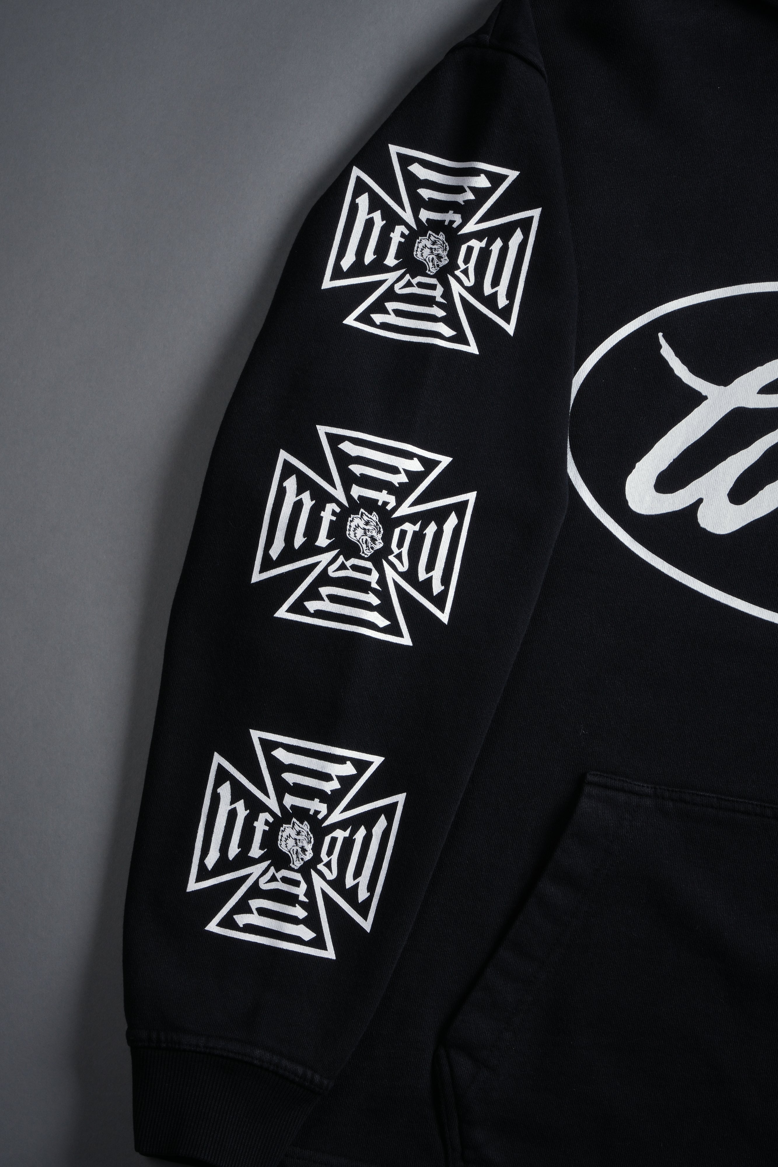 True to Our Core "Moaty" Hoodie in Black Drift Wash — imagem 12