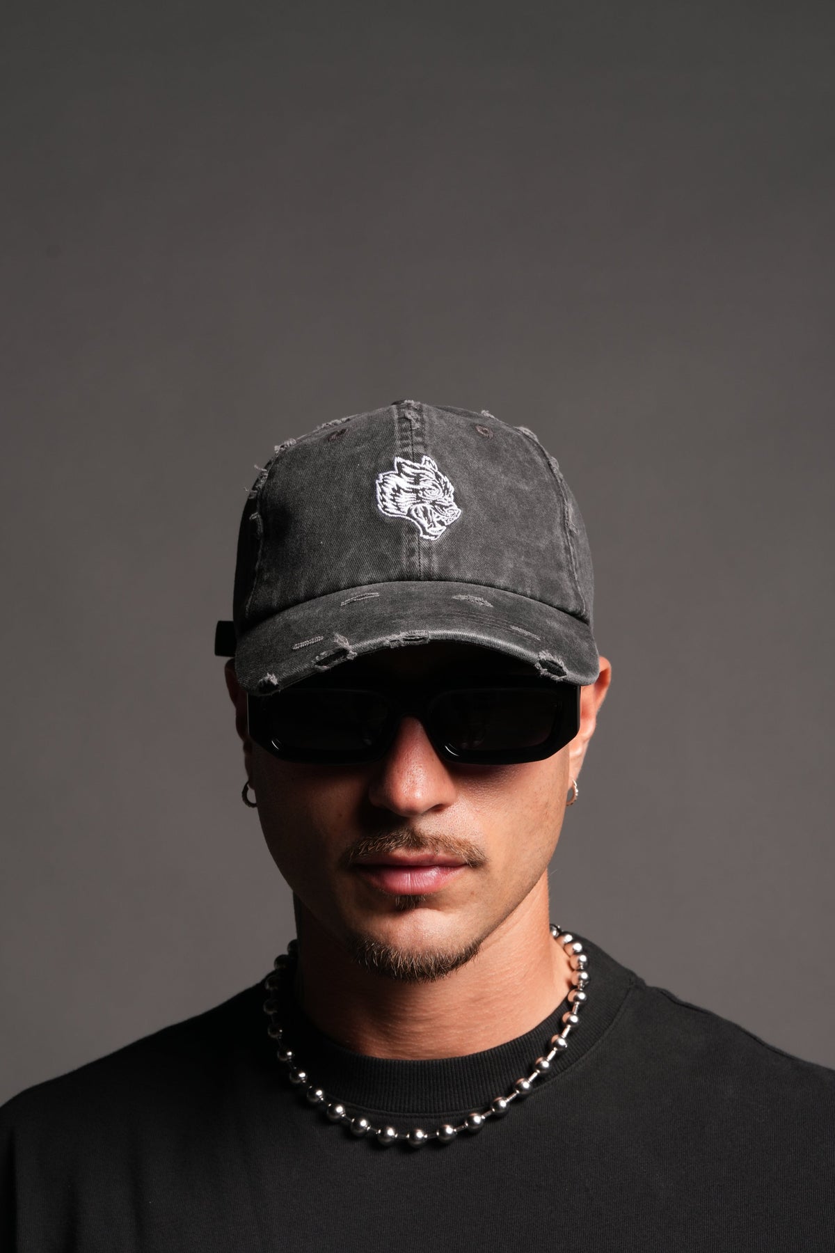 Wolf Head Distressed Dad Hat In Black - imagem 3