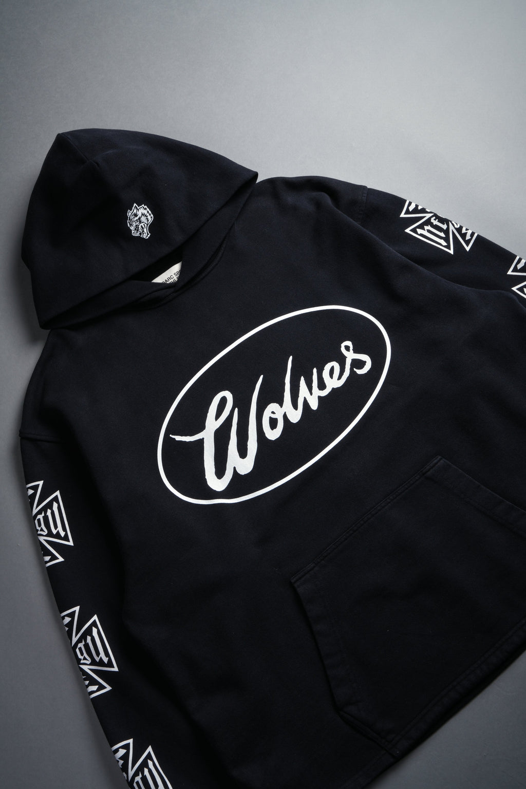 True to Our Core "Moaty" Hoodie in Black Drift Wash — imagem 13