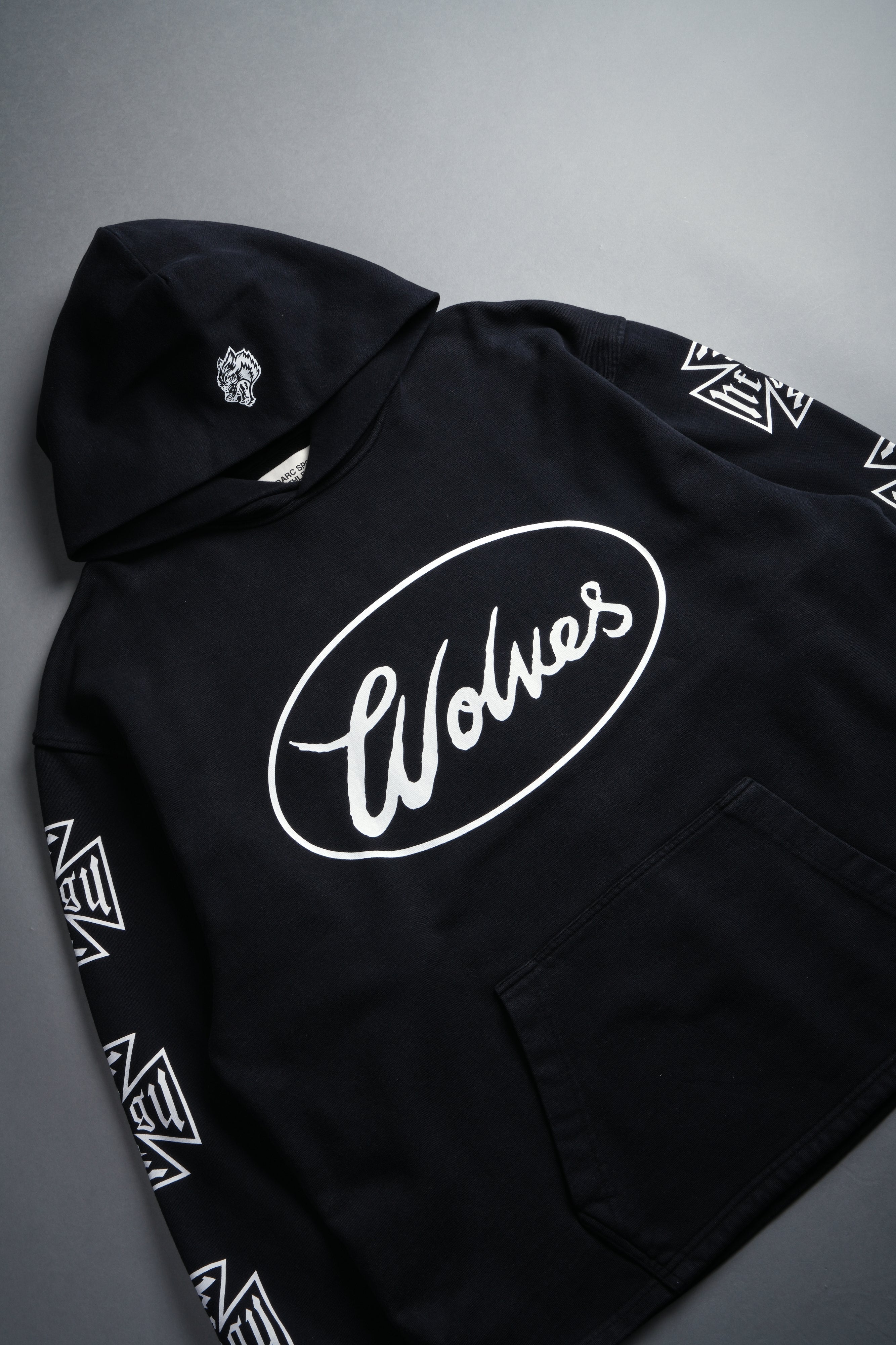 True to Our Core "Moaty" Hoodie in Black Drift Wash — imagem 13