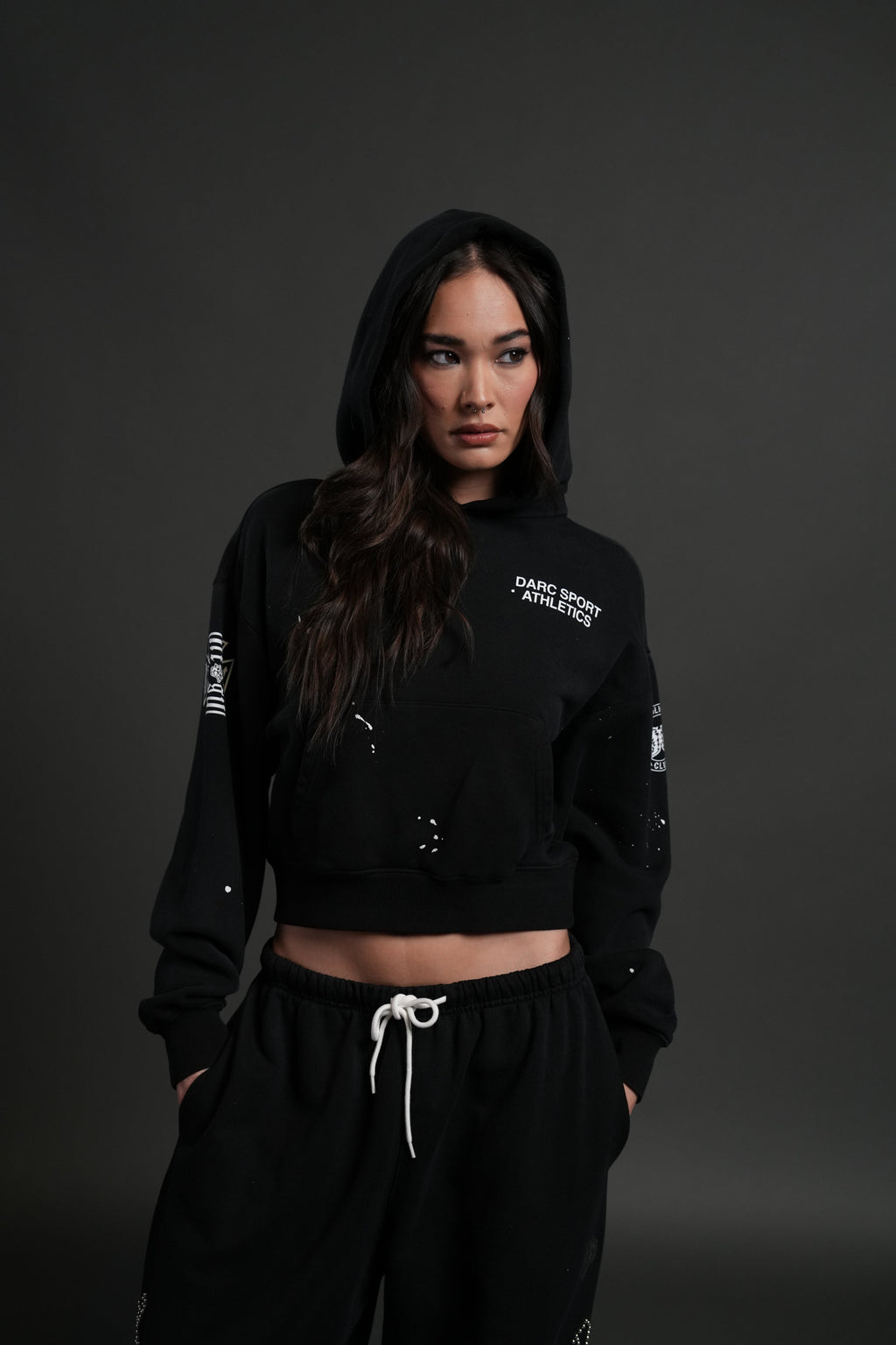 Darc Sport Athletics Owen Cropped Hoodie in Black Drift Wash — imagem 1