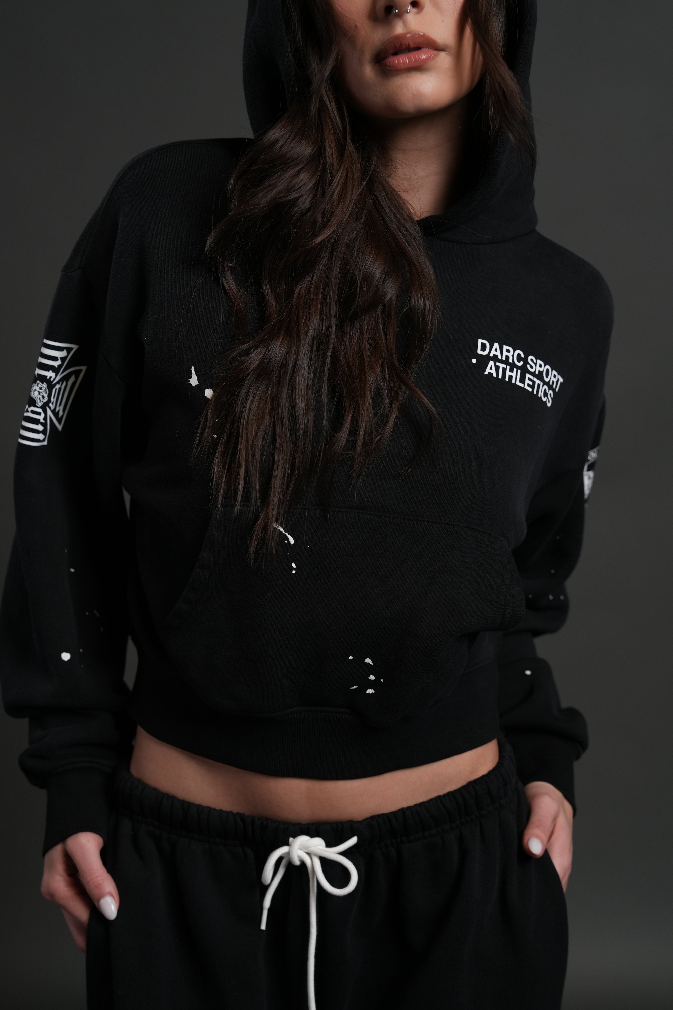 Darc Sport Athletics Owen Cropped Hoodie in Black Drift Wash — imagem 3