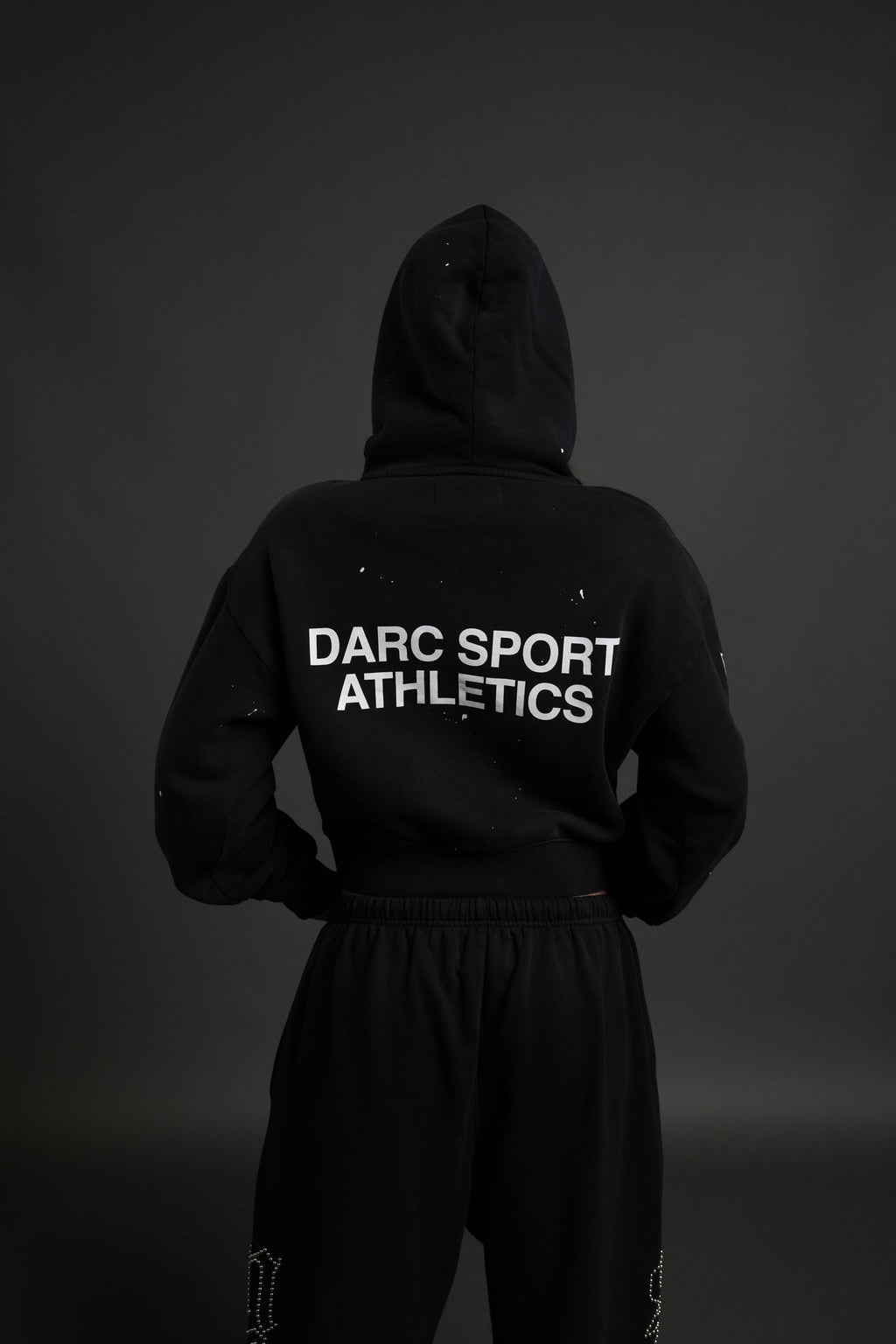 Darc Sport Athletics Owen Cropped Hoodie in Black Drift Wash — imagem 2