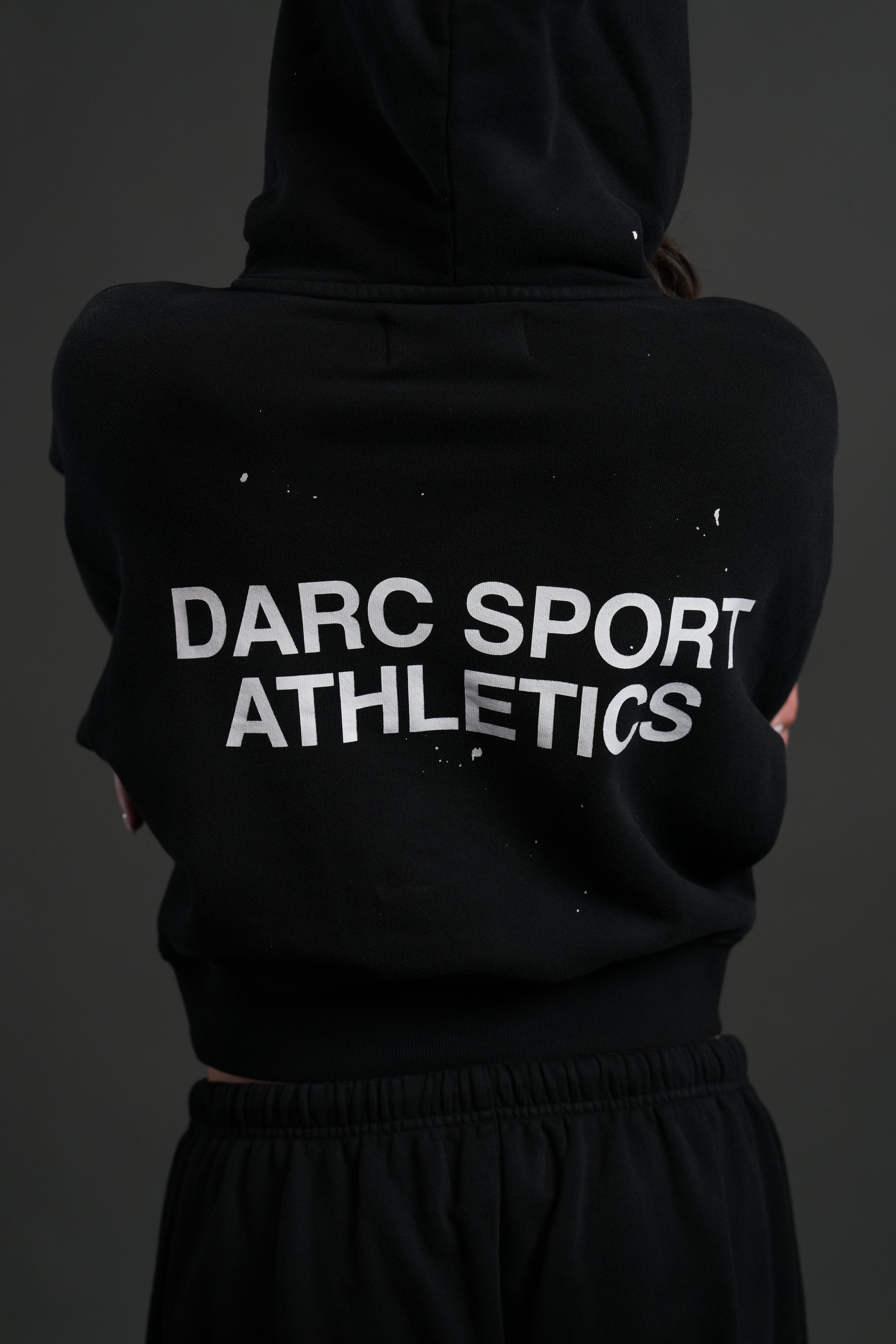 Darc Sport Athletics Owen Cropped Hoodie in Black Drift Wash — imagem 4