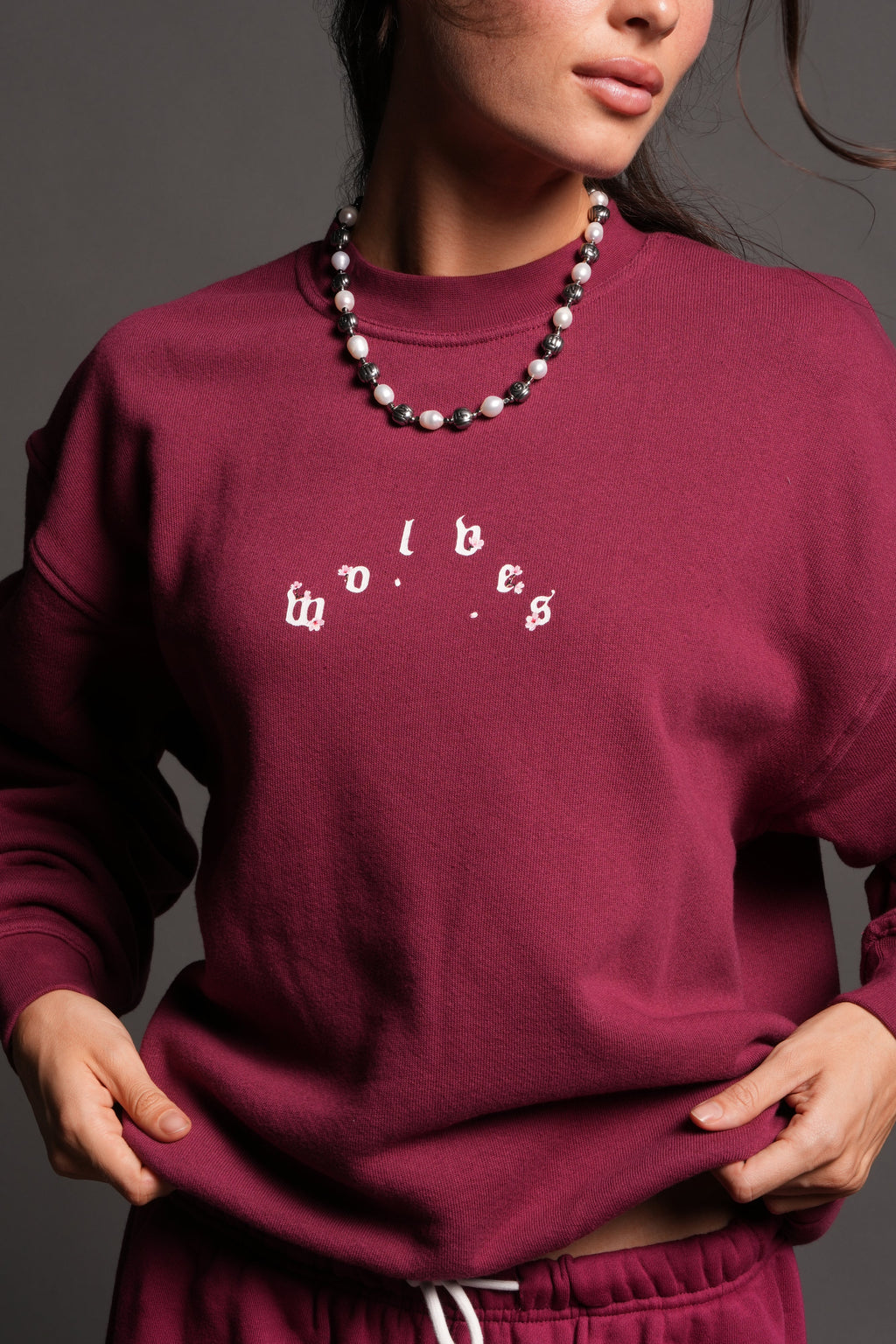 Sakura Pyramid Premium London Crewneck In Deep Raspberry — imagem 3