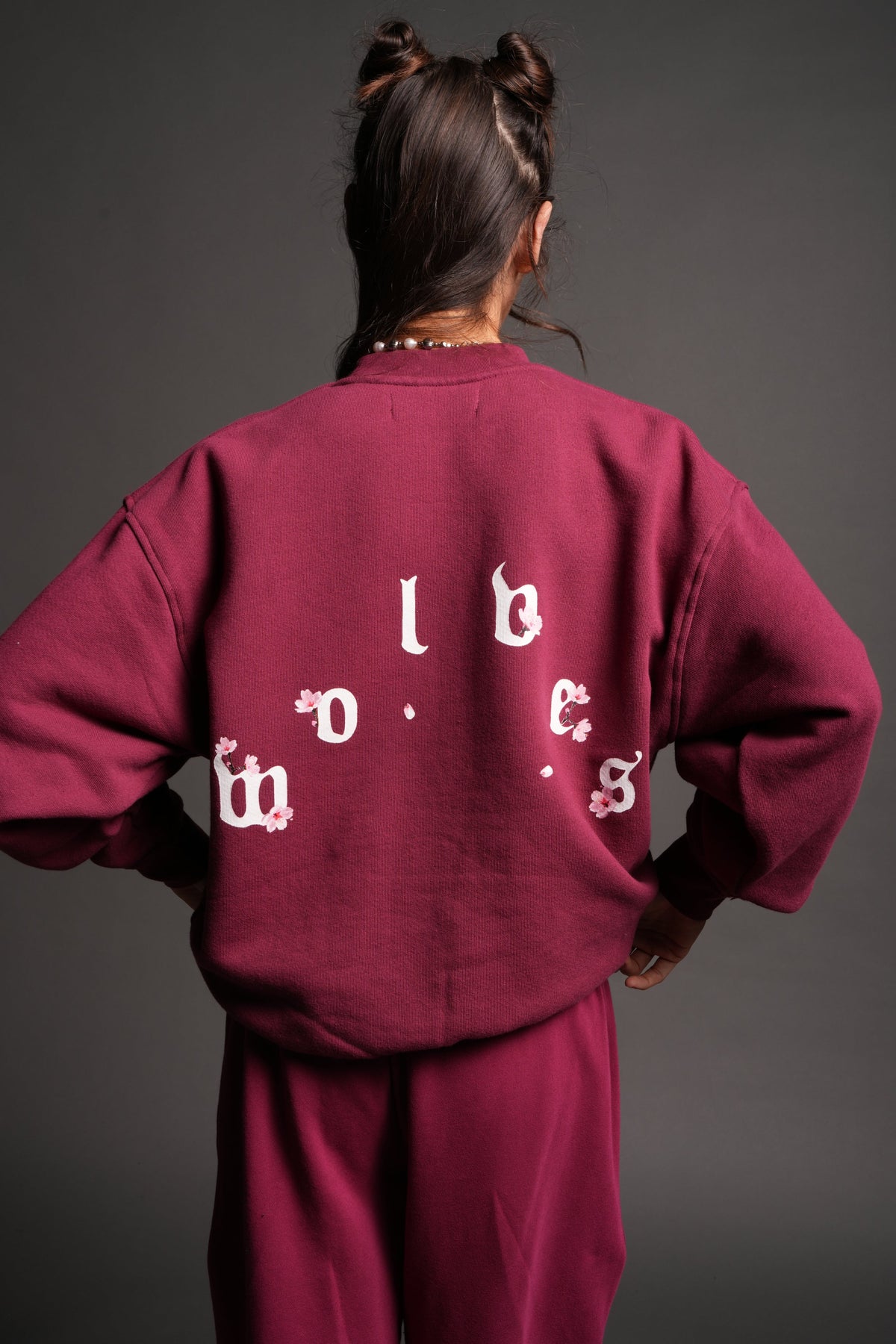 Sakura Pyramid Premium London Crewneck In Deep Raspberry — imagem 2