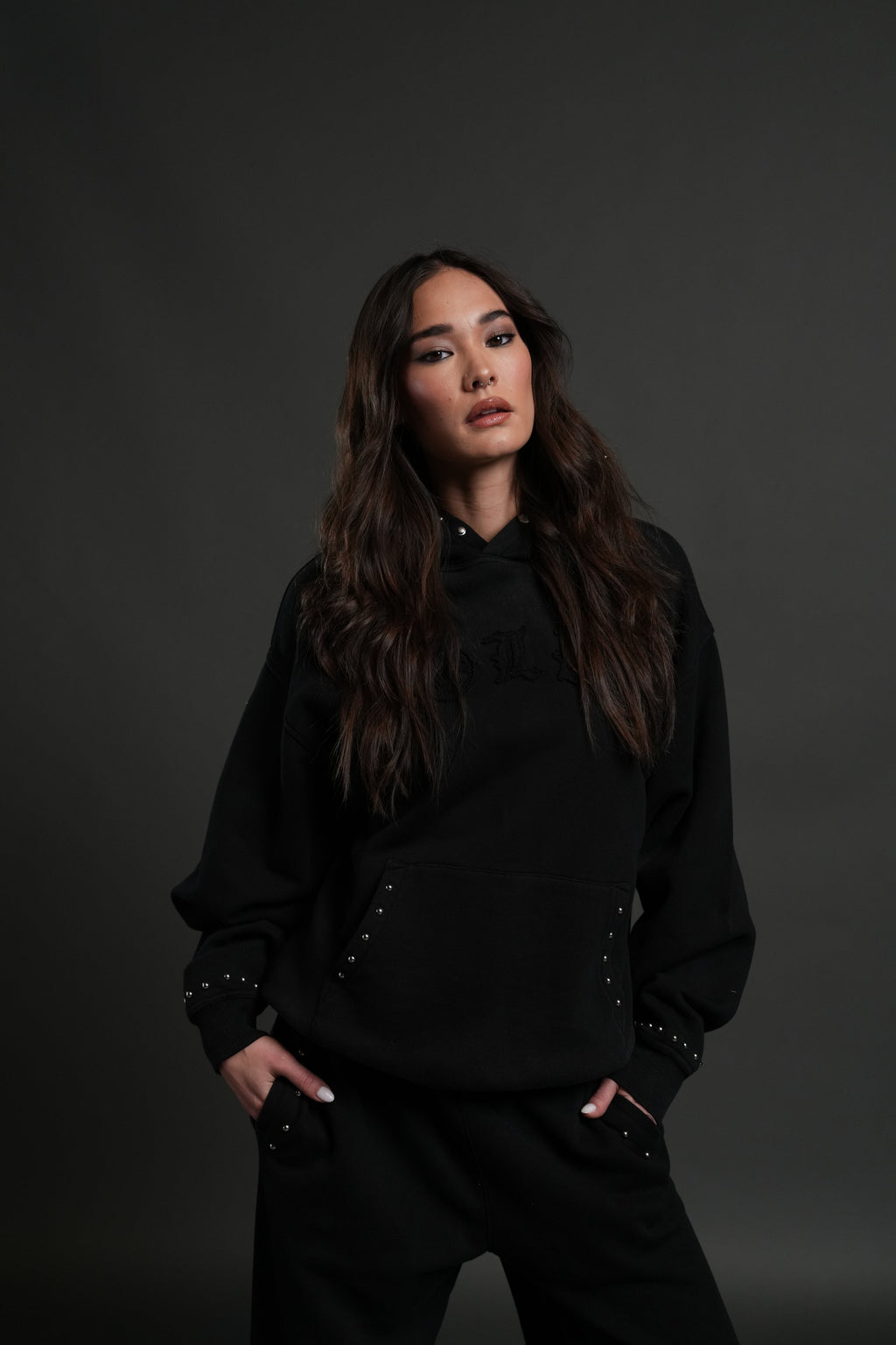 Studded Chopper Appliqué Pierce Hoodie in Black Drift Wash — imagem 1