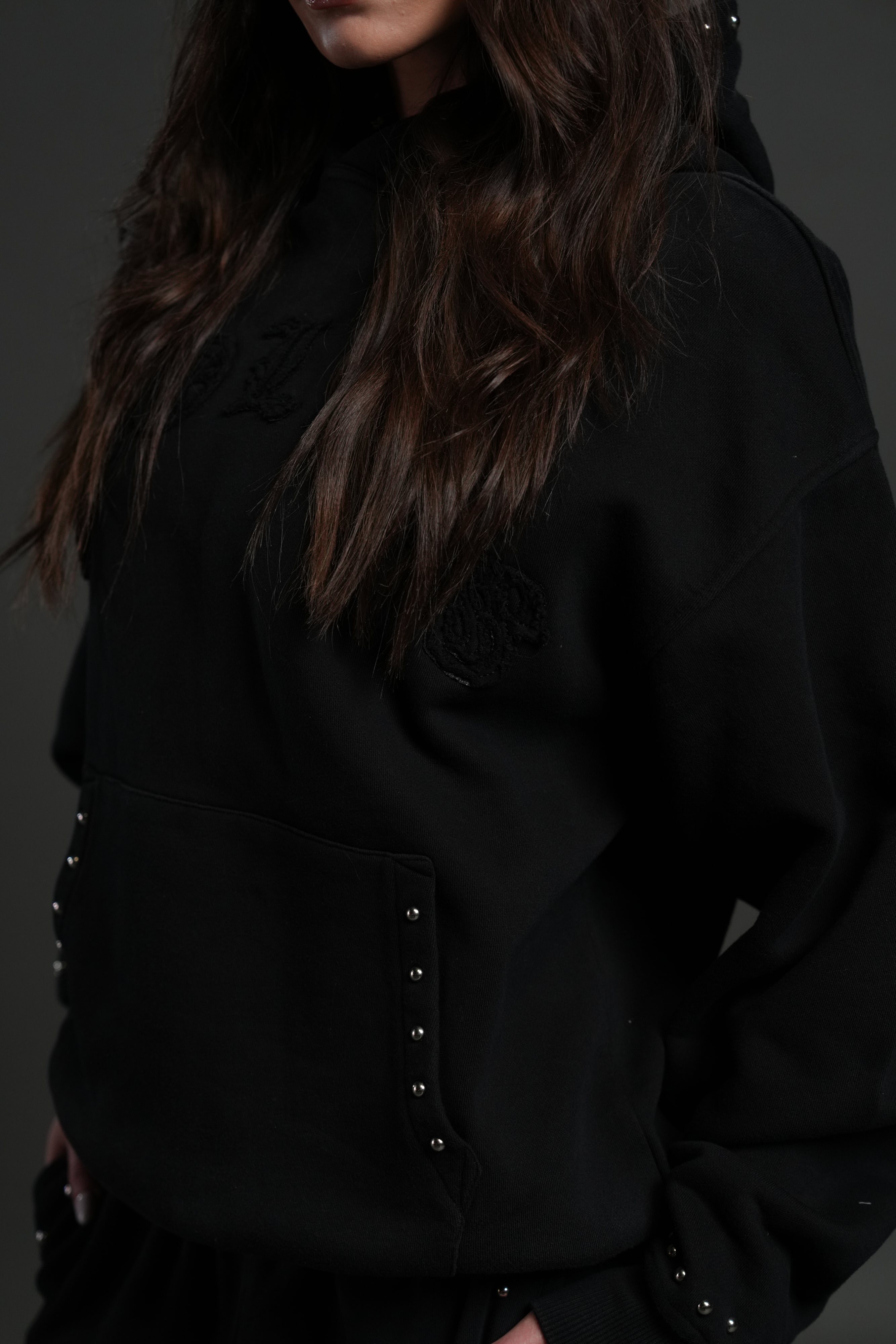 Studded Chopper Appliqué Pierce Hoodie in Black Drift Wash — imagem 5