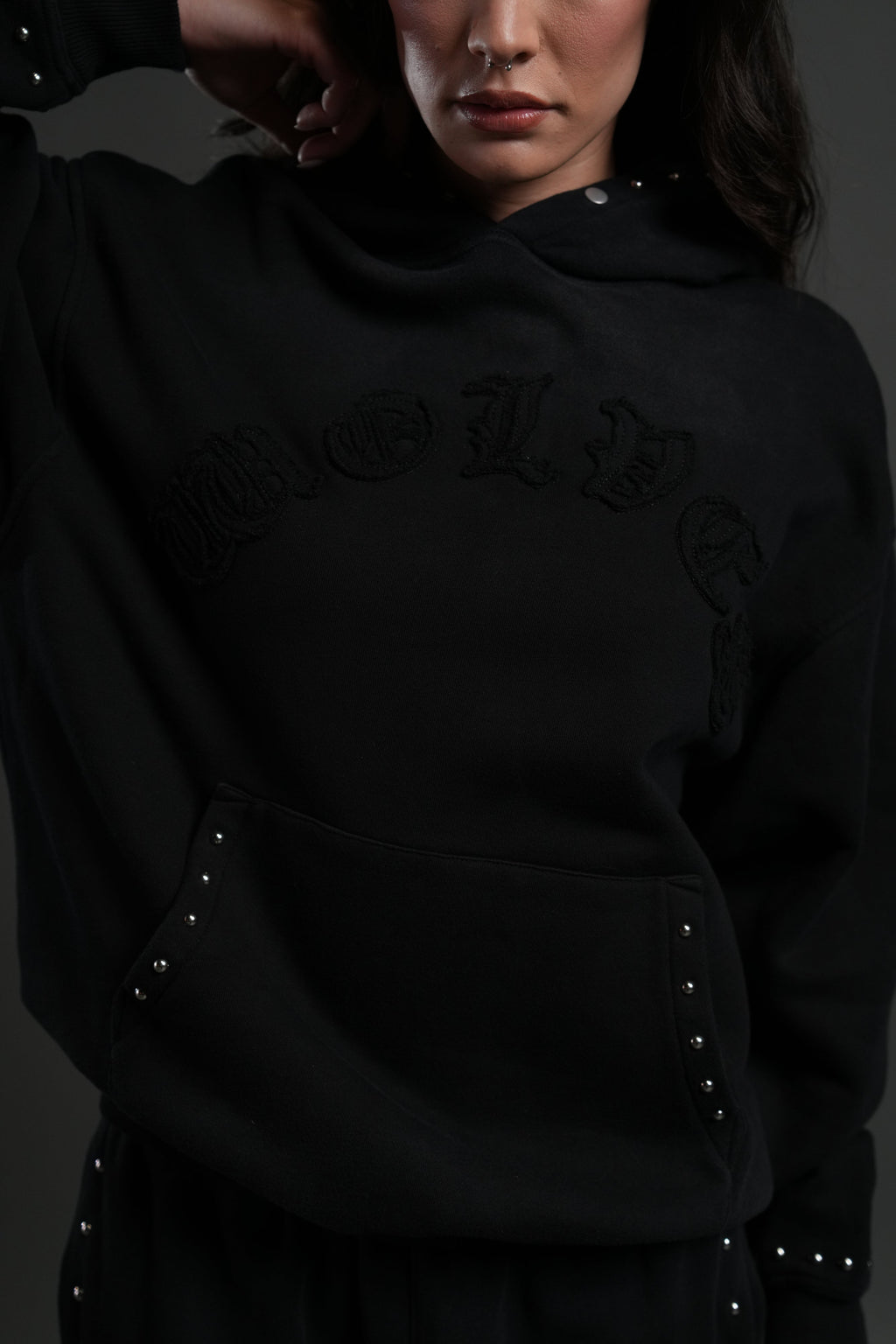 Studded Chopper Appliqué Pierce Hoodie in Black Drift Wash — imagem 4