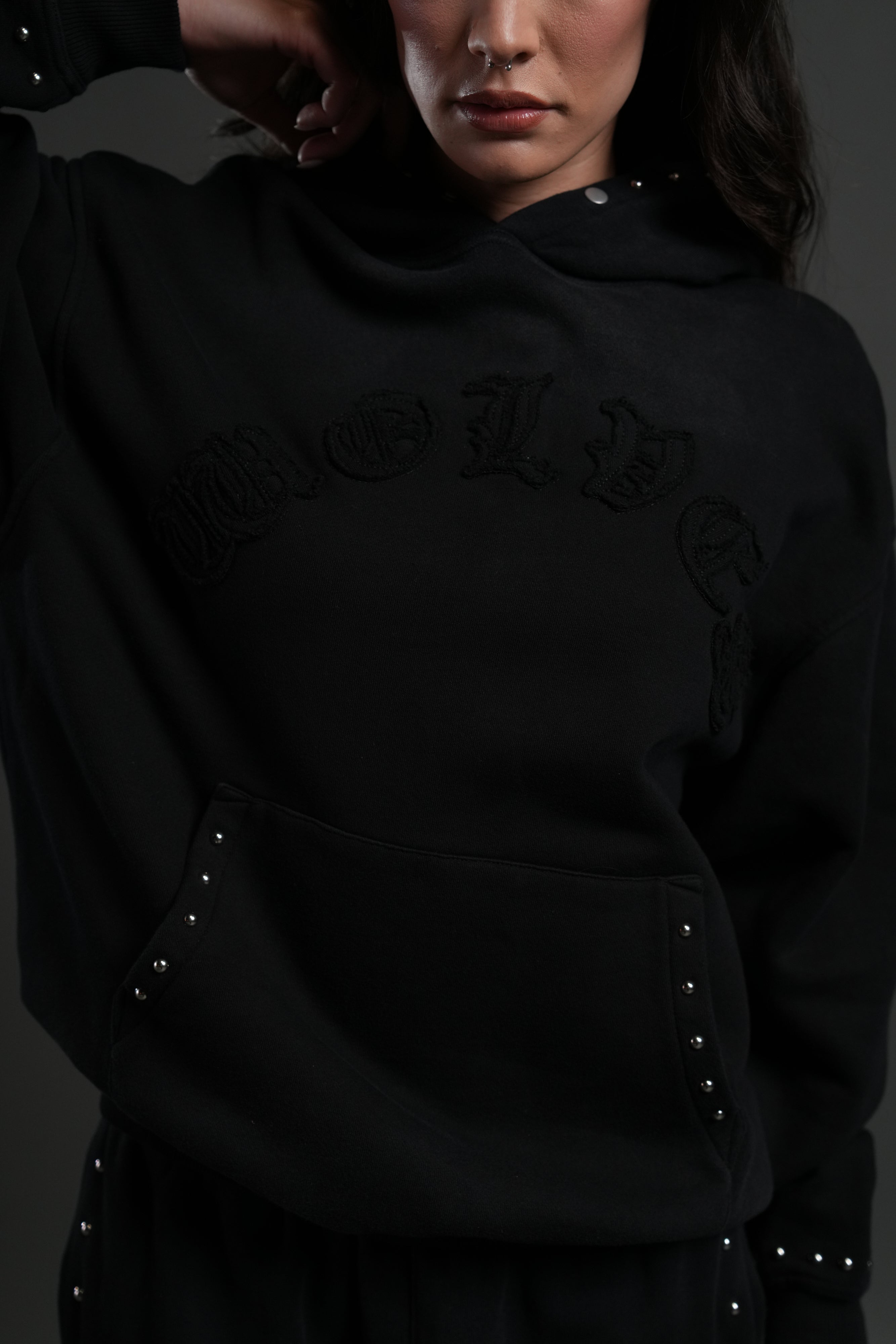 Studded Chopper Appliqué Pierce Hoodie in Black Drift Wash — imagem 4