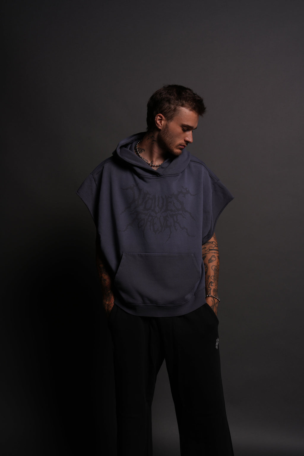 Forged From Iron Grunge Gage Cap Sleeve Hoodie in Midnight Blue Horizon Sun Fade — imagem 5