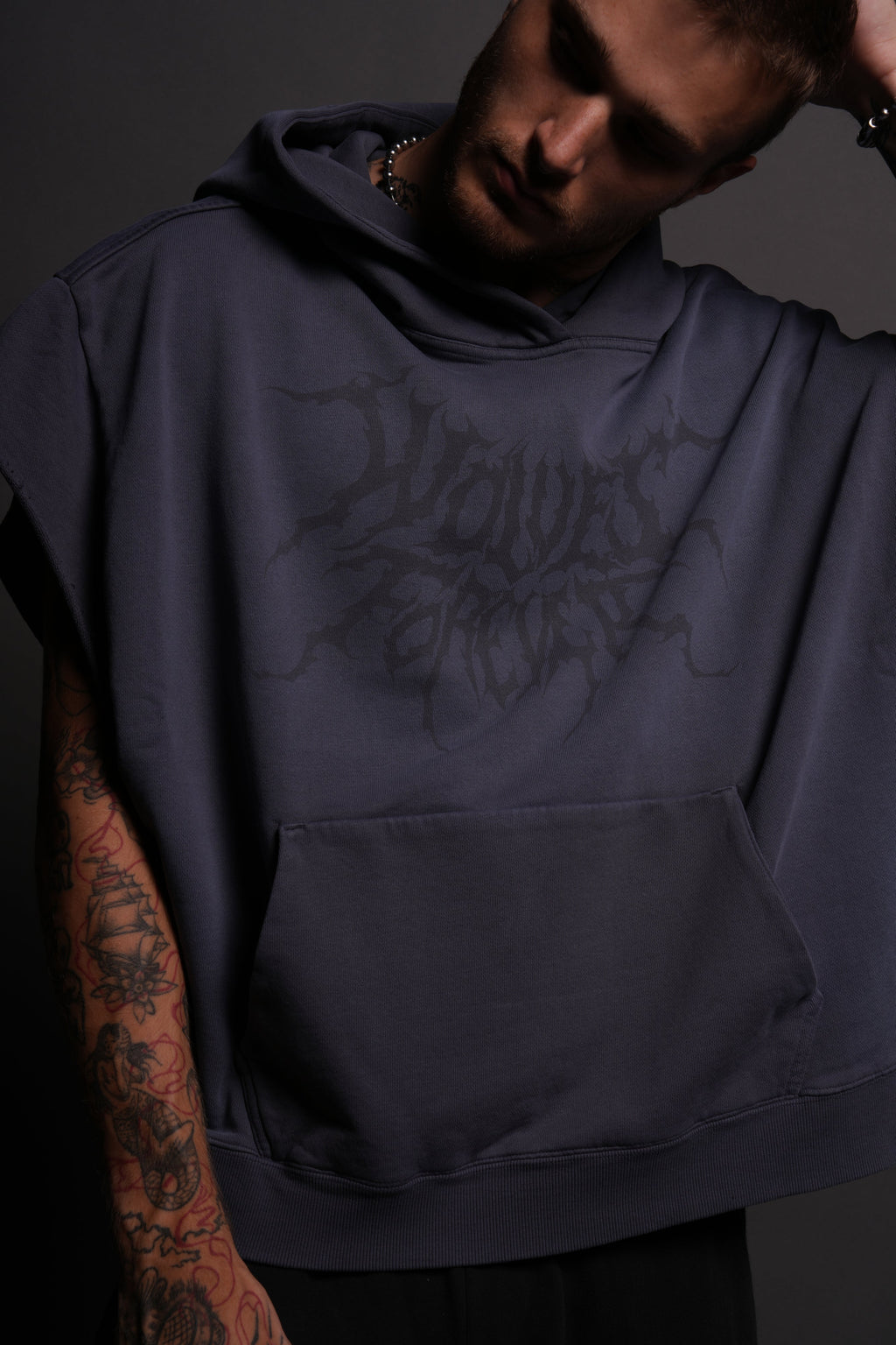 Forged From Iron Grunge Gage Cap Sleeve Hoodie in Midnight Blue Horizon Sun Fade — imagem 4