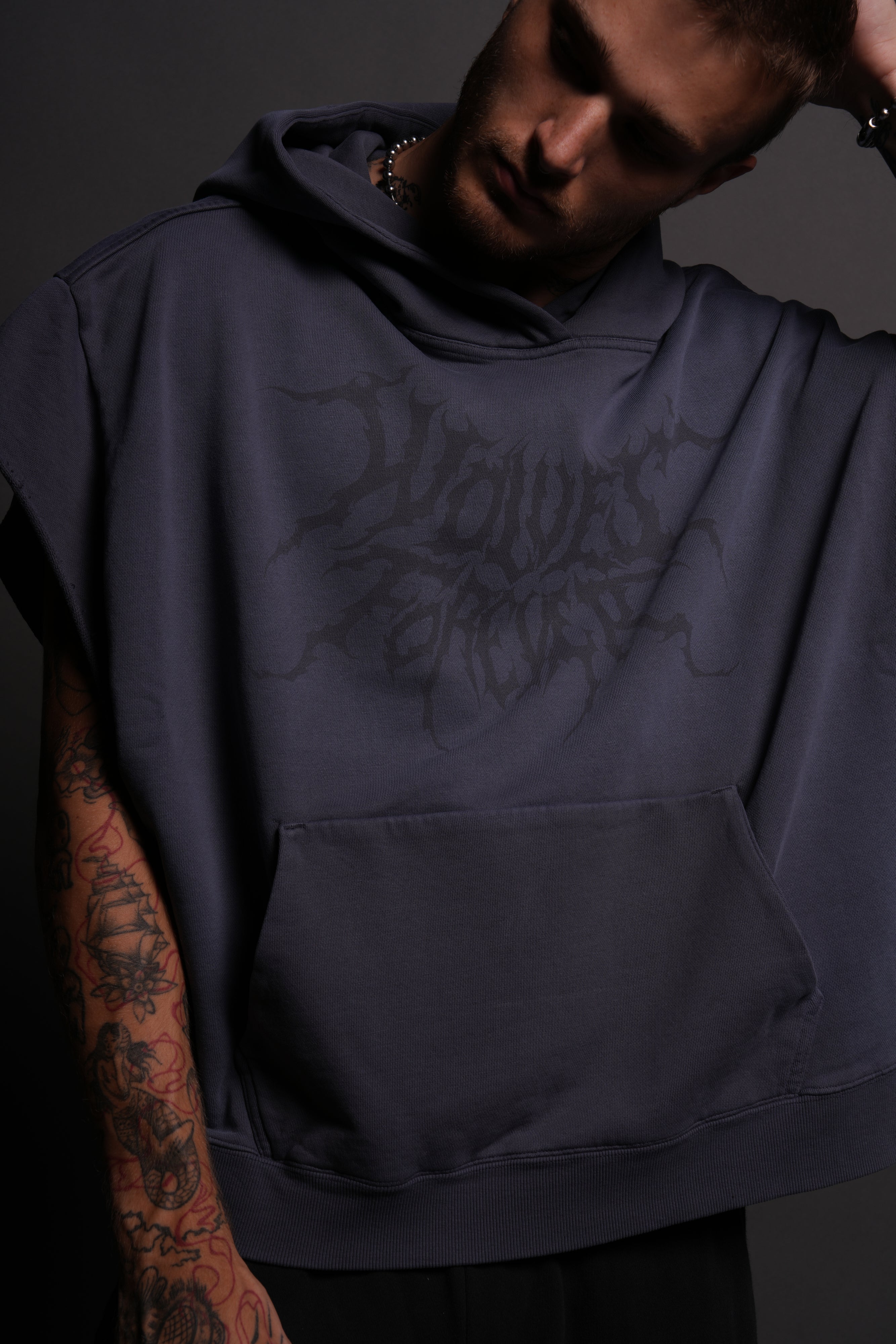 Forged From Iron Grunge Gage Cap Sleeve Hoodie in Midnight Blue Horizon Sun Fade — imagem 4