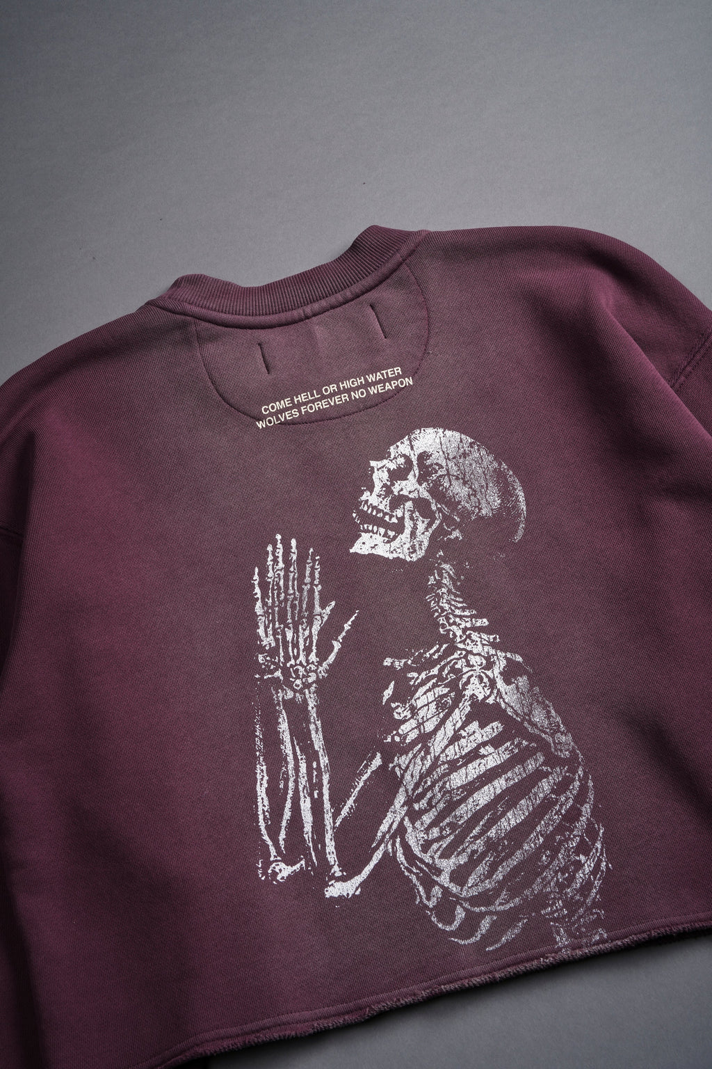 No Weapon Shall Prosper (Cropped) Crewneck in Cherry Wine Tonal Sun Fade — imagem 10