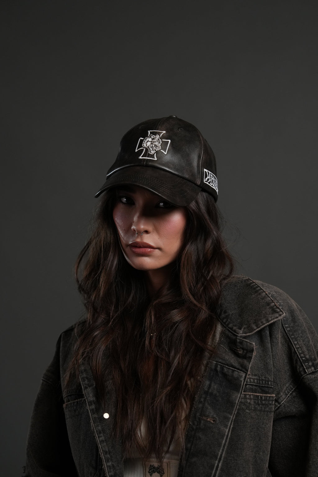 Iron Wolf Head Faux Leather Dad Hat in Black — imagem 6
