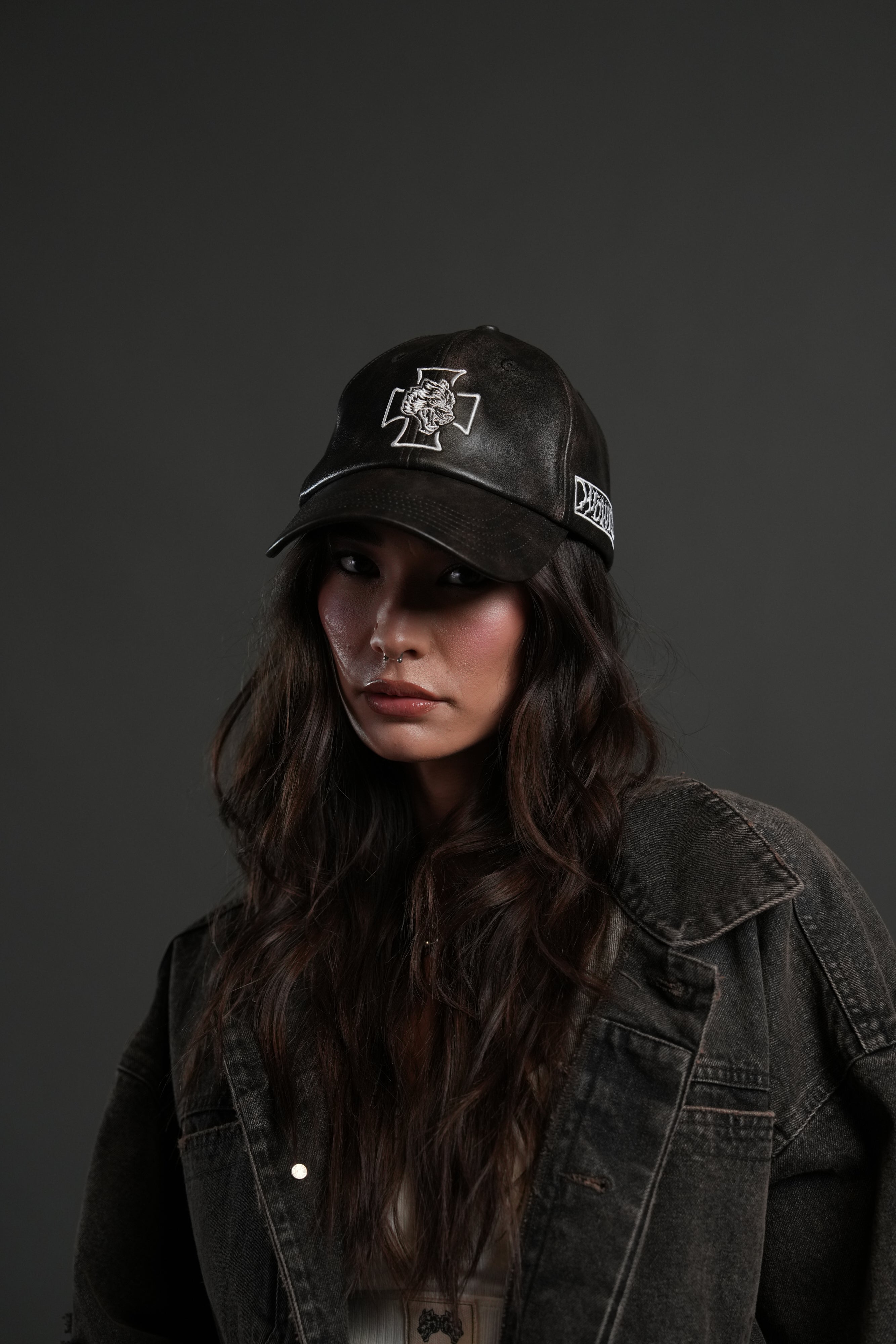 Iron Wolf Head Faux Leather Dad Hat in Black — imagem 6