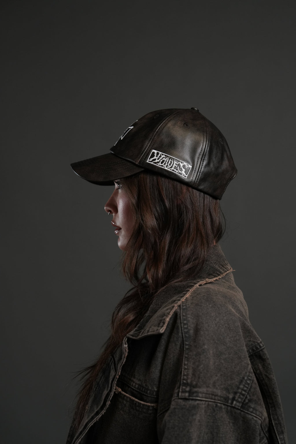 Iron Wolf Head Faux Leather Dad Hat in Black — imagem 7