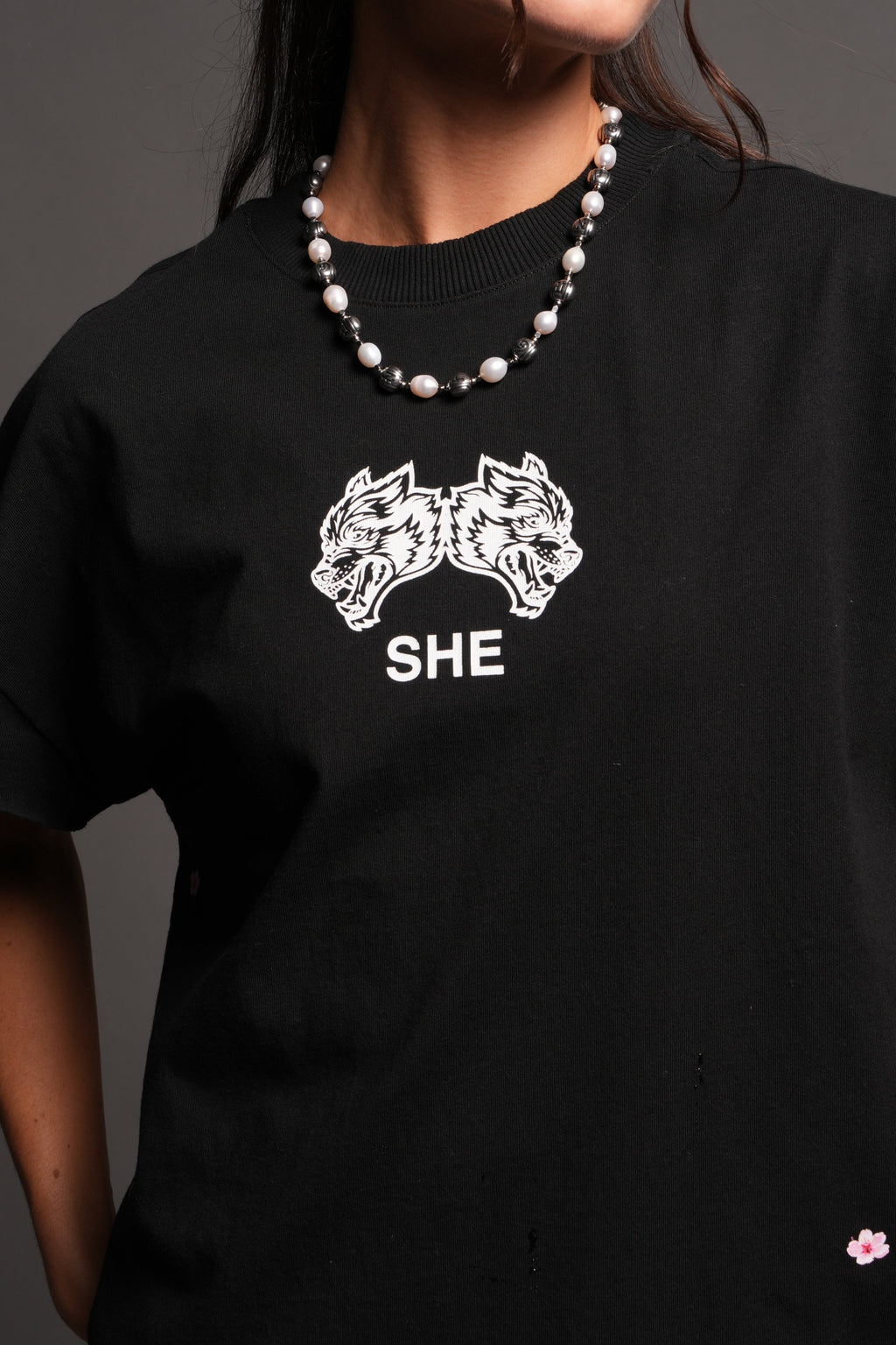 Sakura Hesh Grunge Mid Length Raw Hem Cap Sleeve Tee In Black — imagem 3