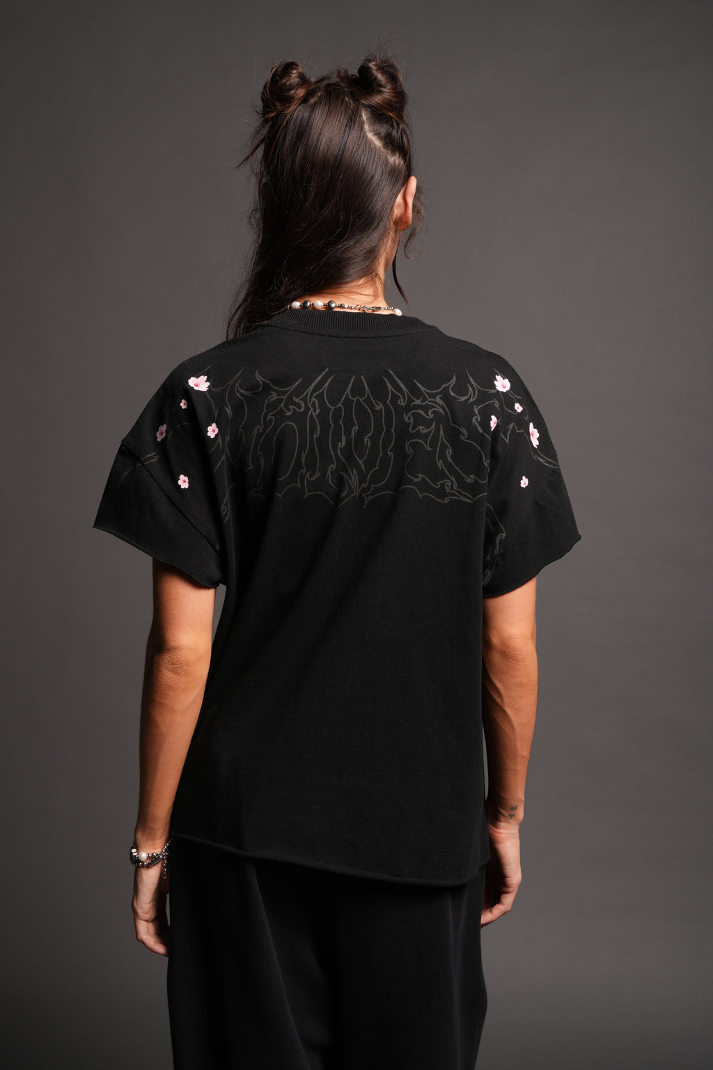 Sakura Hesh Grunge Mid Length Raw Hem Cap Sleeve Tee In Black — imagem 2