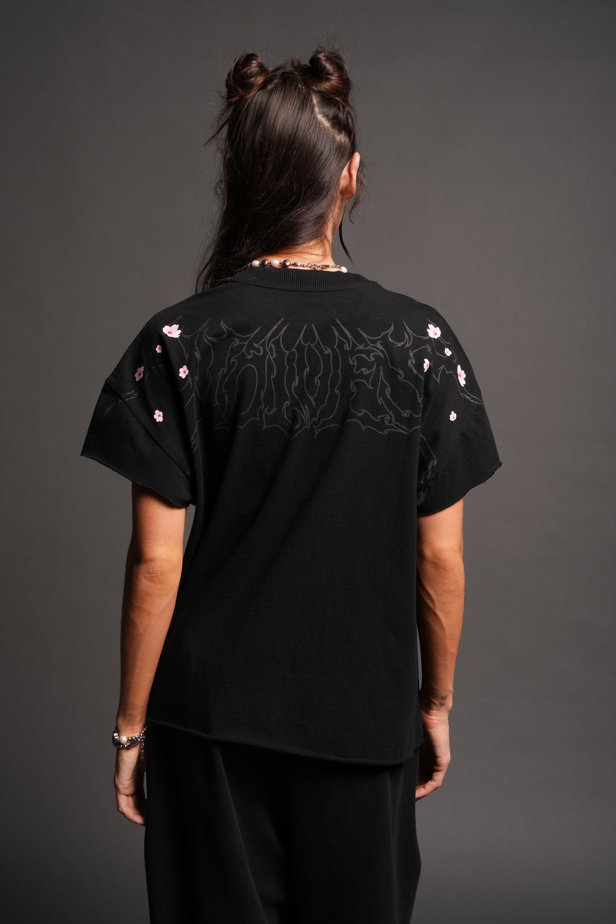 Sakura Hesh Grunge Mid Length Raw Hem Cap Sleeve Tee In Black — imagem 2