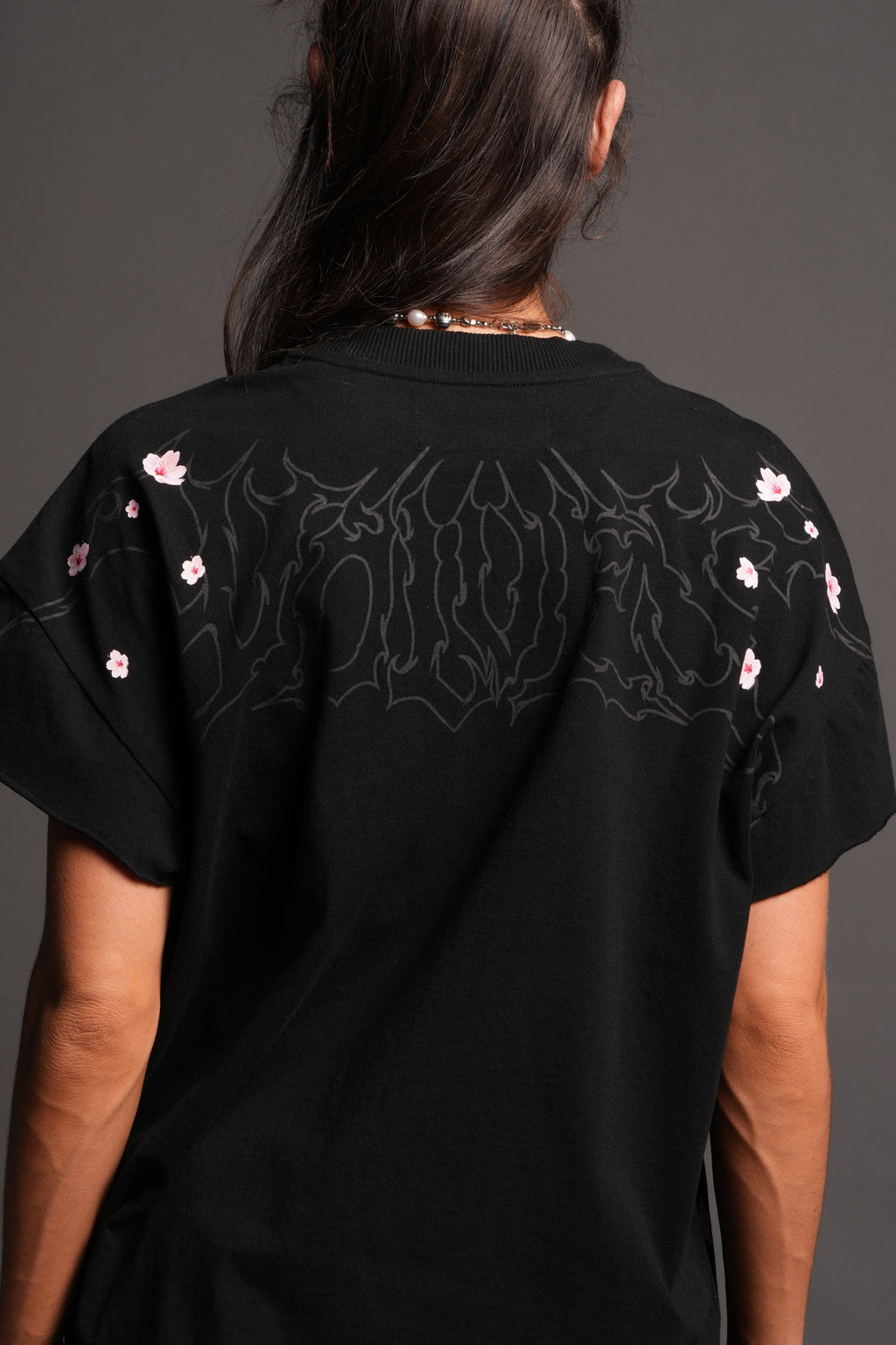 Sakura Hesh Grunge Mid Length Raw Hem Cap Sleeve Tee In Black — imagem 4