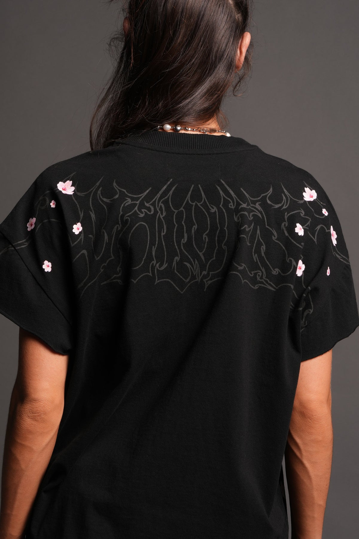 Sakura Hesh Grunge Mid Length Raw Hem Cap Sleeve Tee In Black — imagem 4
