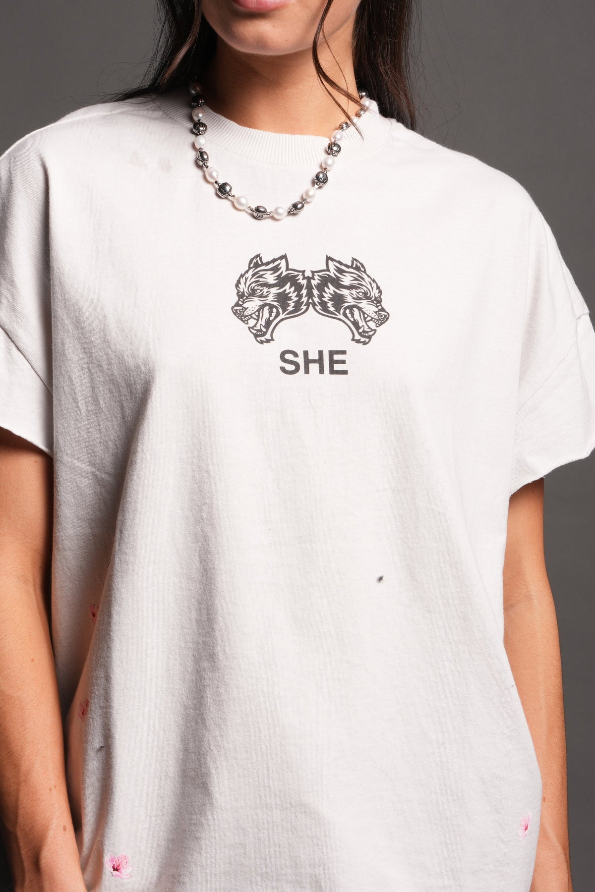 Sakura Hesh Grunge Mid Length Raw Hem Cap Sleeve Tee In Stone — imagem 3