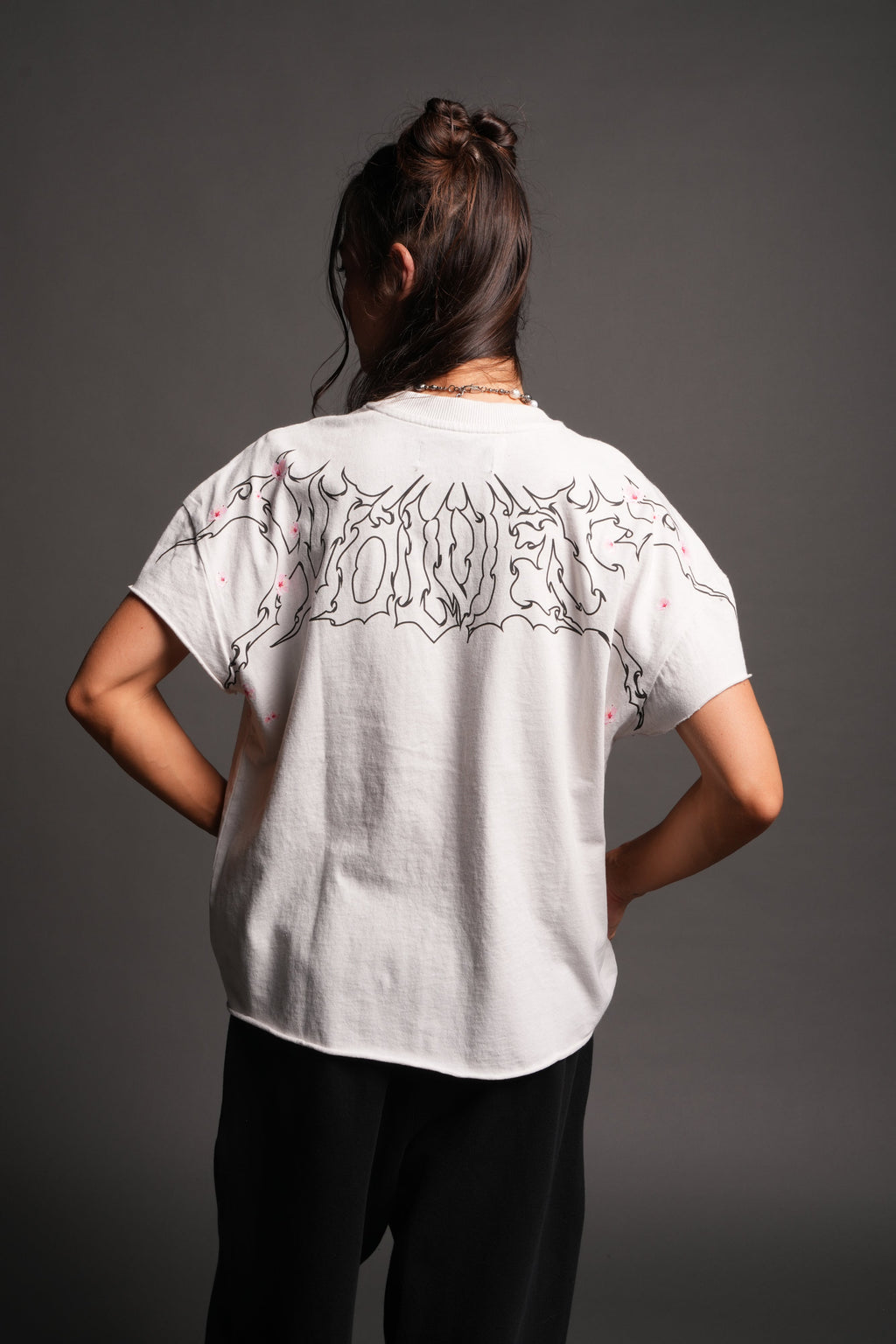 Sakura Hesh Grunge Mid Length Raw Hem Cap Sleeve Tee In Stone — imagem 2