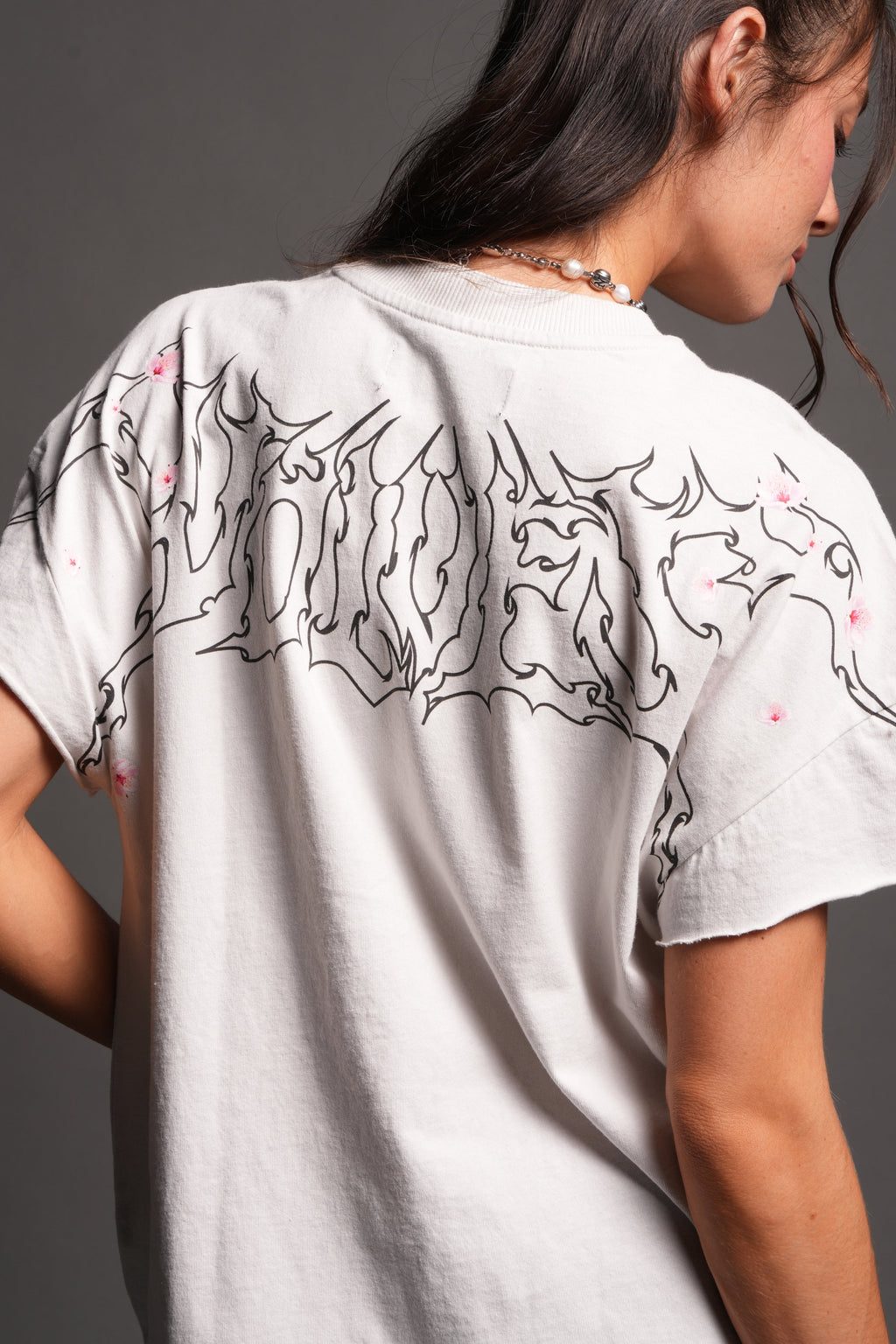 Sakura Hesh Grunge Mid Length Raw Hem Cap Sleeve Tee In Stone — imagem 4