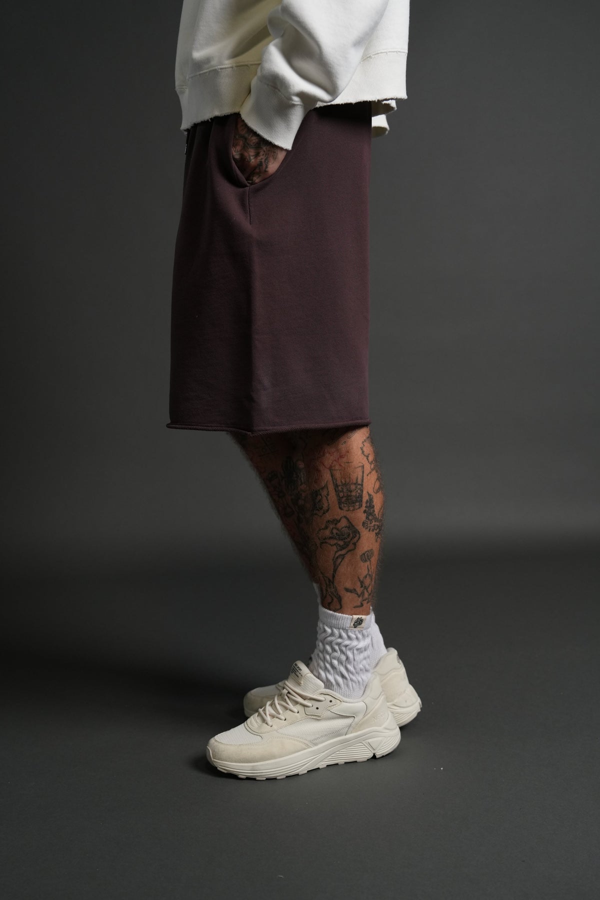 Darc Wandering Grunge Brock Sweat Shorts in Darc Garnet Drift Wash - imagem 4
