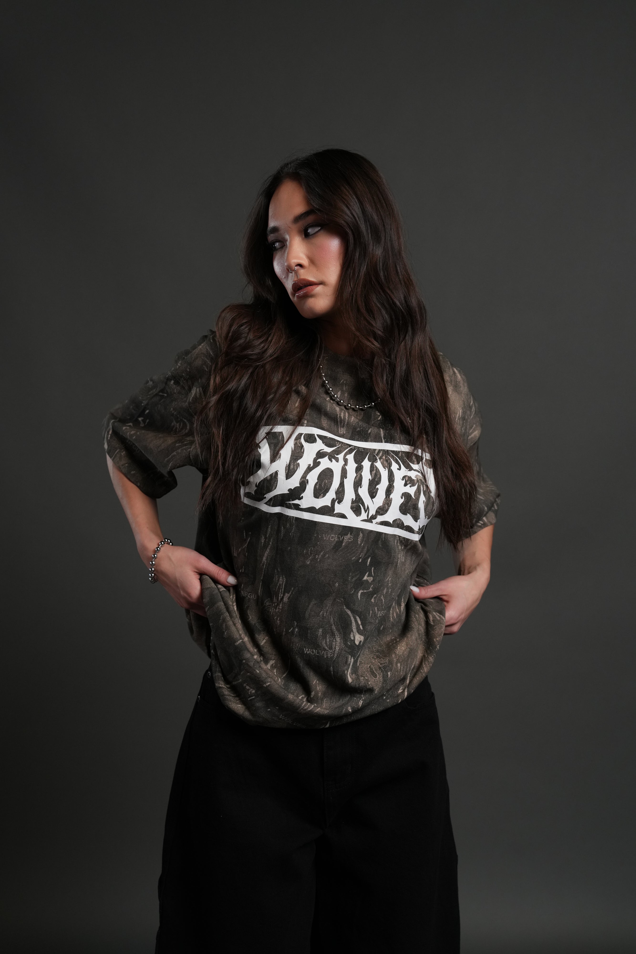 Midnight Wolves Unisex "Premium" Oversized Tee in Vintage Norse Camo — imagem 5