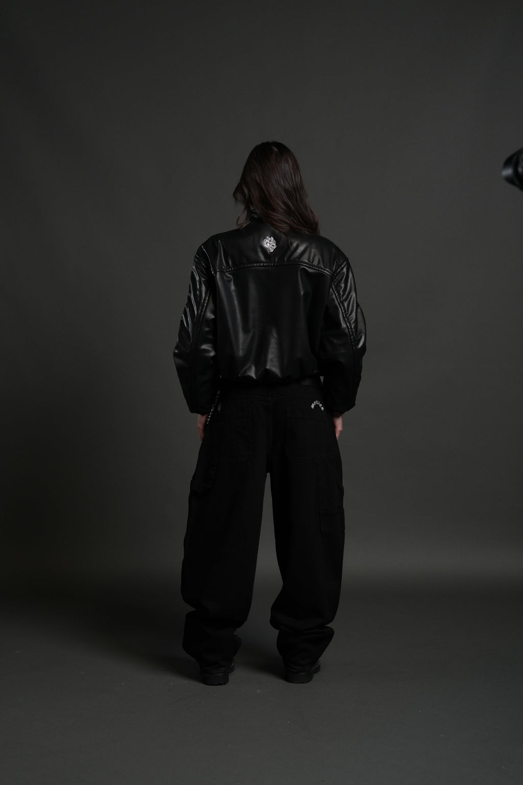 Midnight Wolves Sofia Faux Leather Bomber Jacket in Black — imagem 4