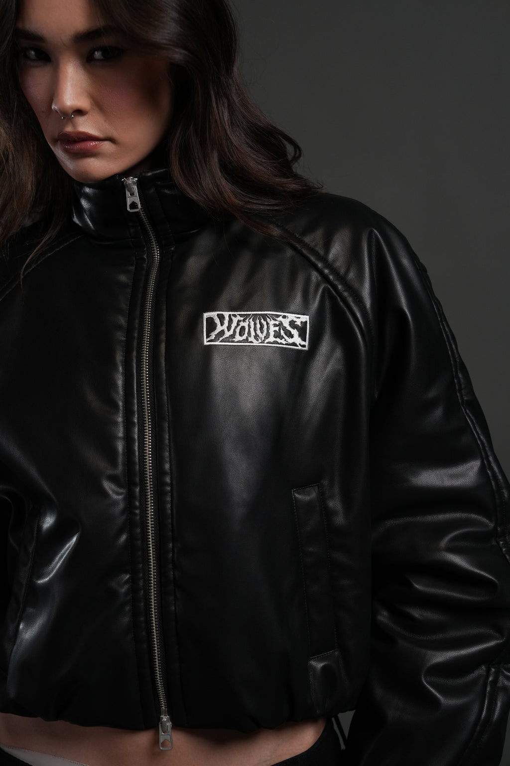 Midnight Wolves Sofia Faux Leather Bomber Jacket in Black — imagem 5